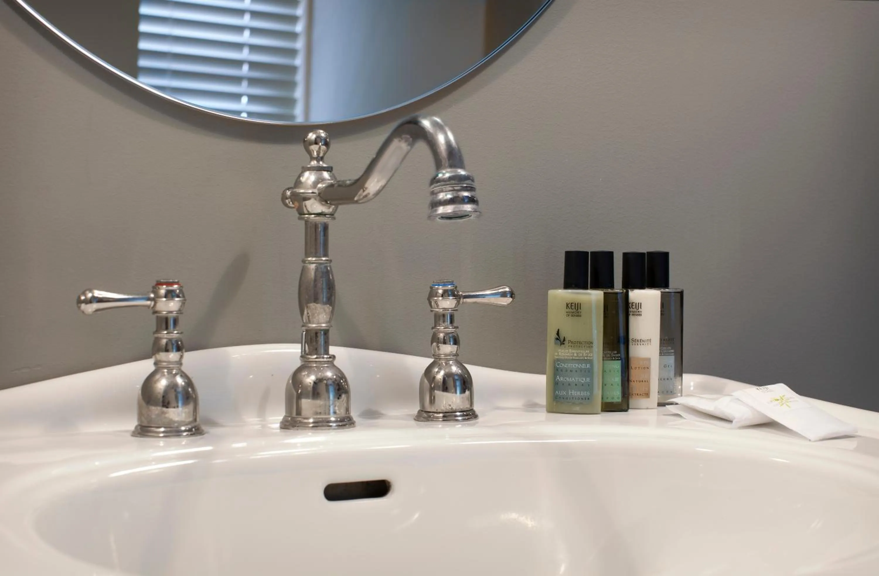 Bathroom in Le Pleasant Hôtel & Café