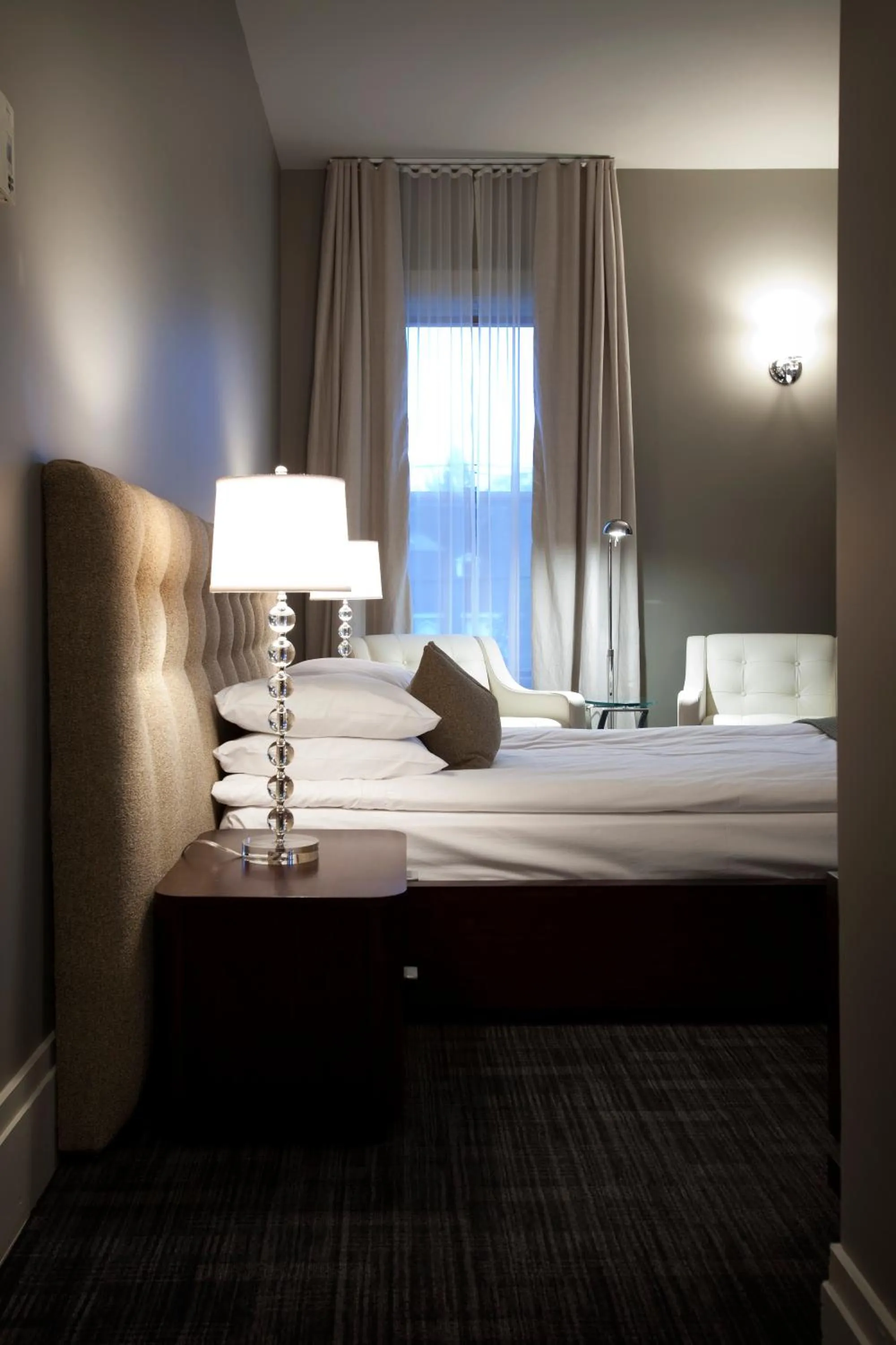 Bed in Le Pleasant Hôtel & Café