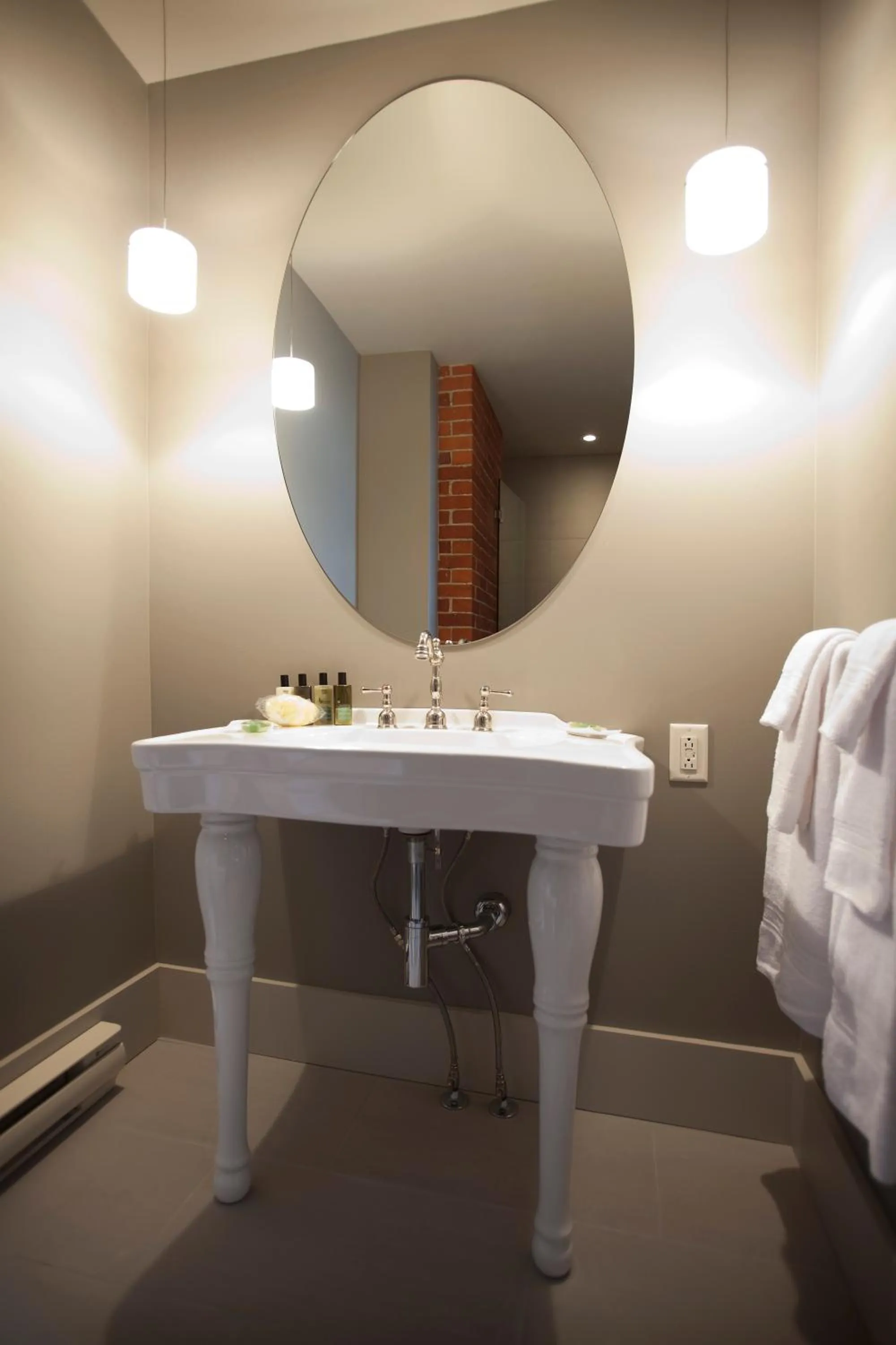 Bathroom in Le Pleasant Hôtel & Café