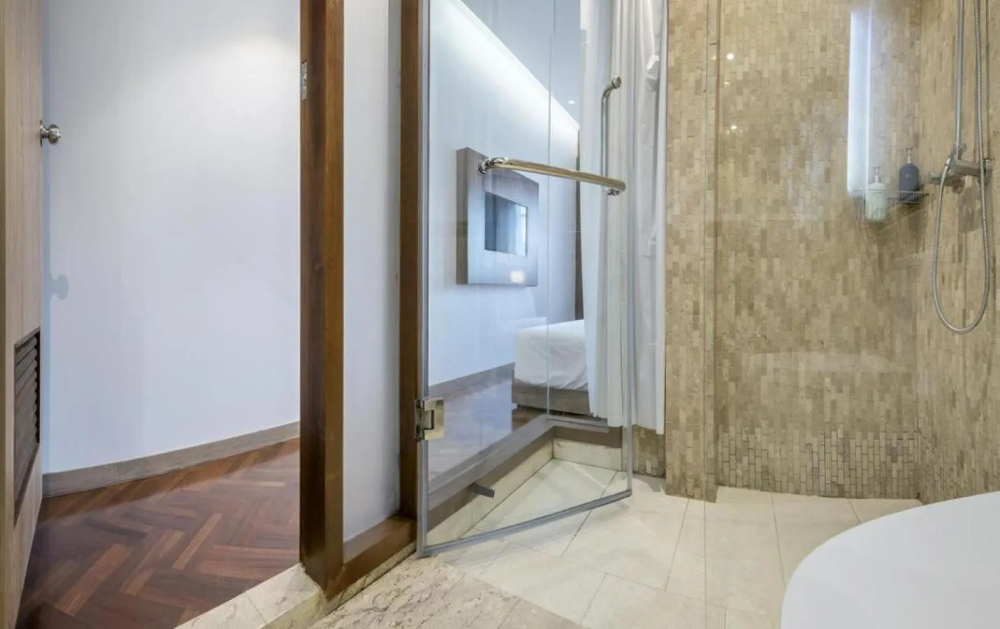 Bathroom, Bed in The poshtel Bangkok By Benya