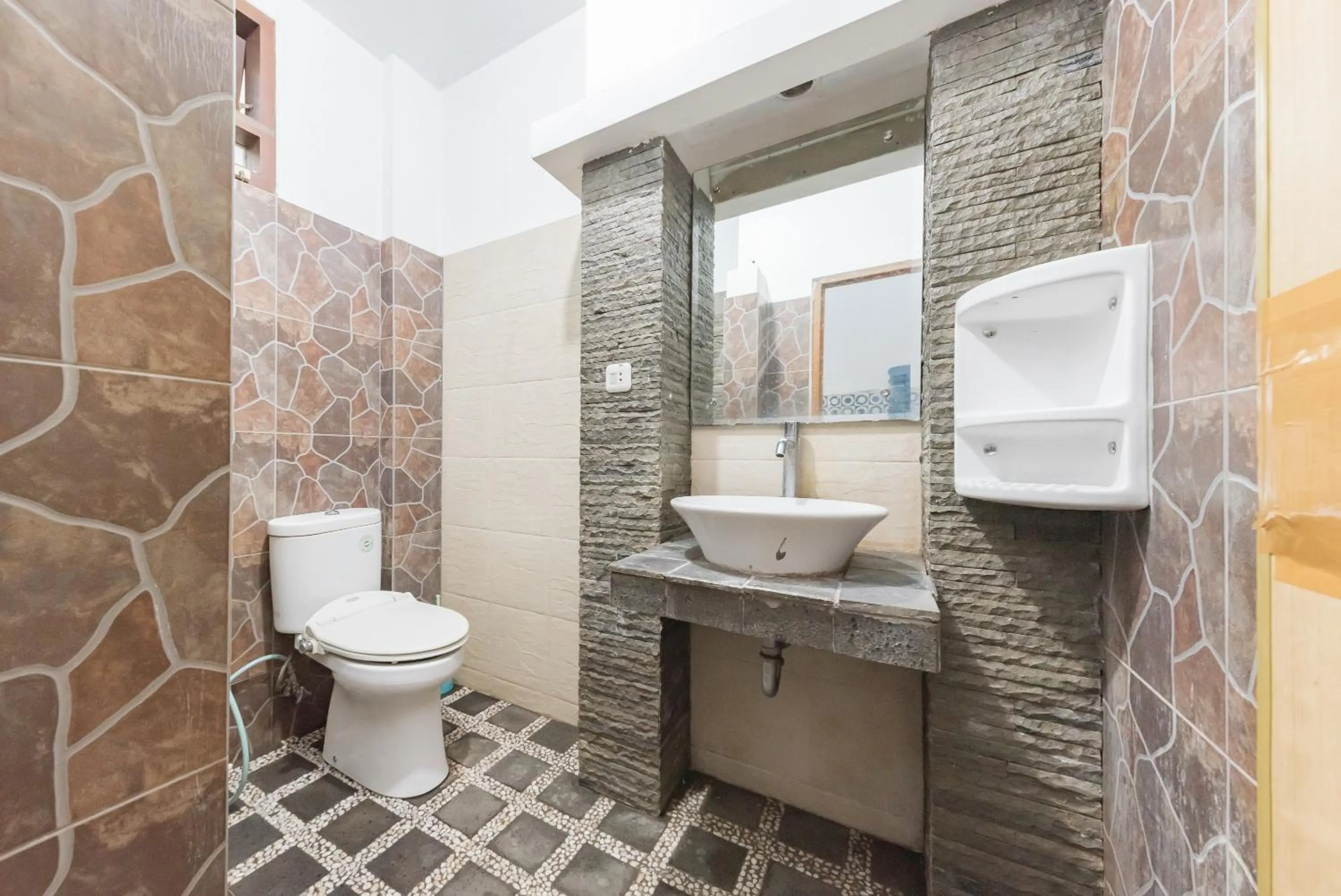 Bathroom in Urbanview Resort Anty Cisarua Tugu Puncak by RedDoorz