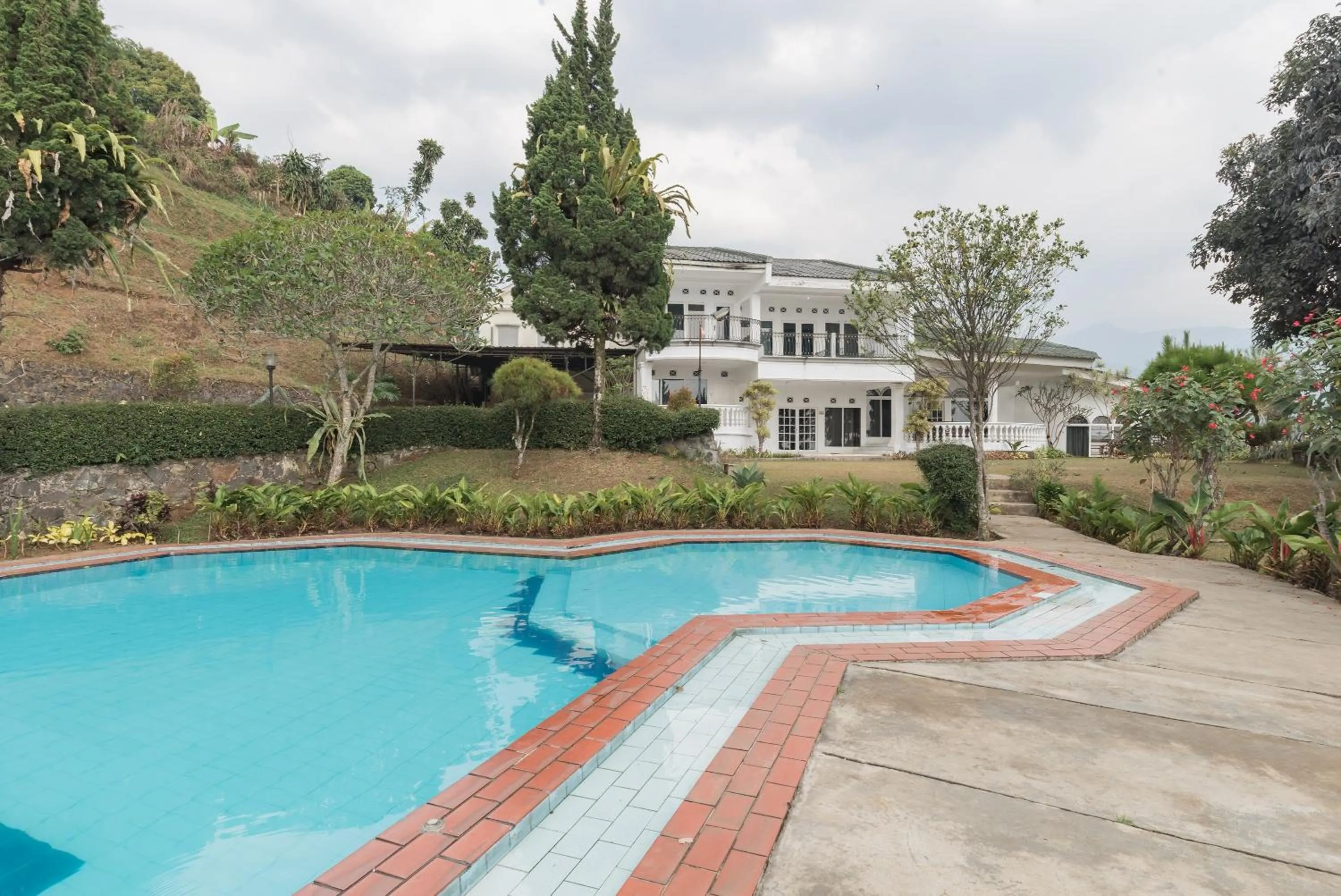 Swimming pool in Urbanview Resort Anty Cisarua Tugu Puncak by RedDoorz