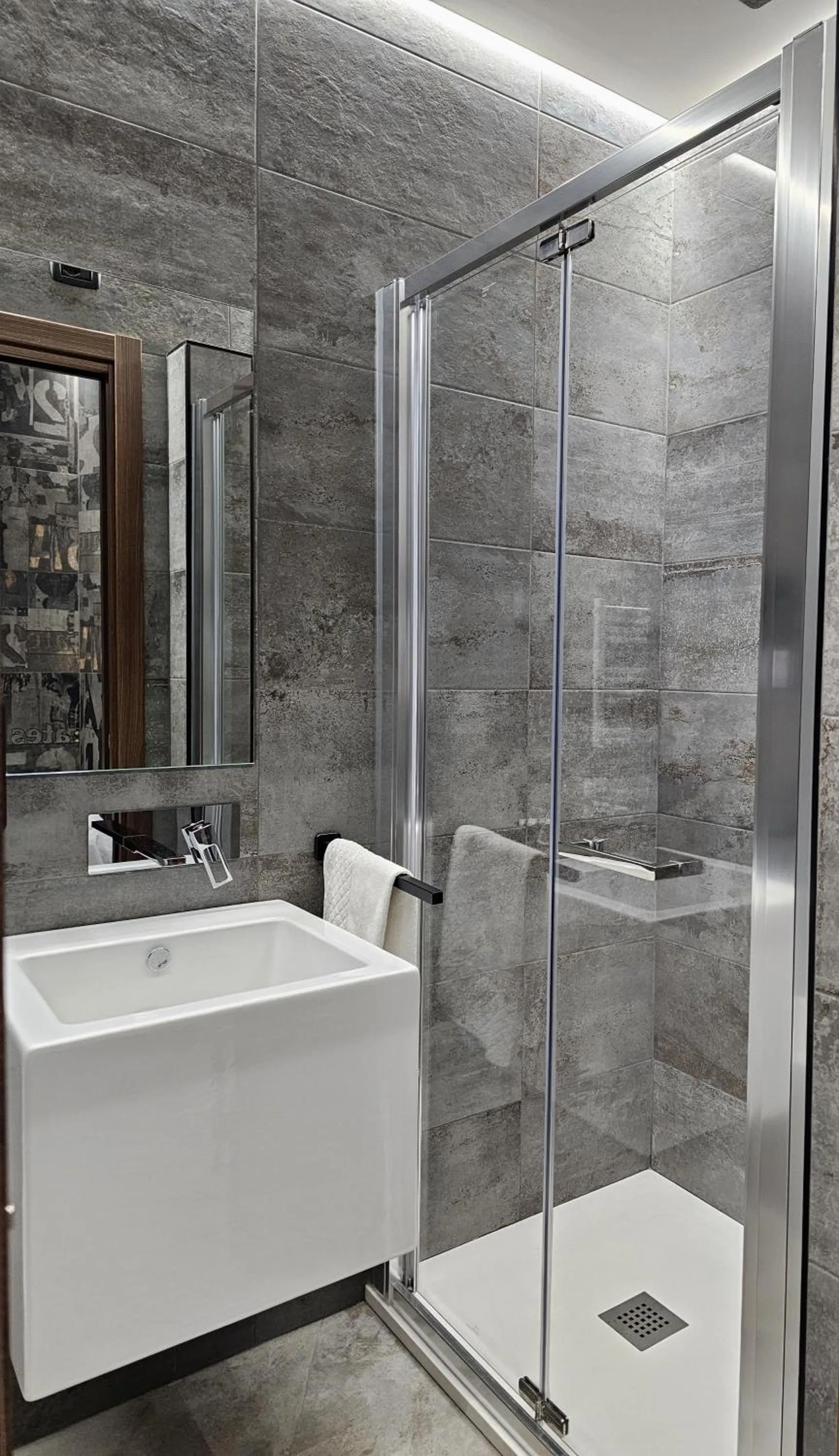 Shower in Binario1 Rooms