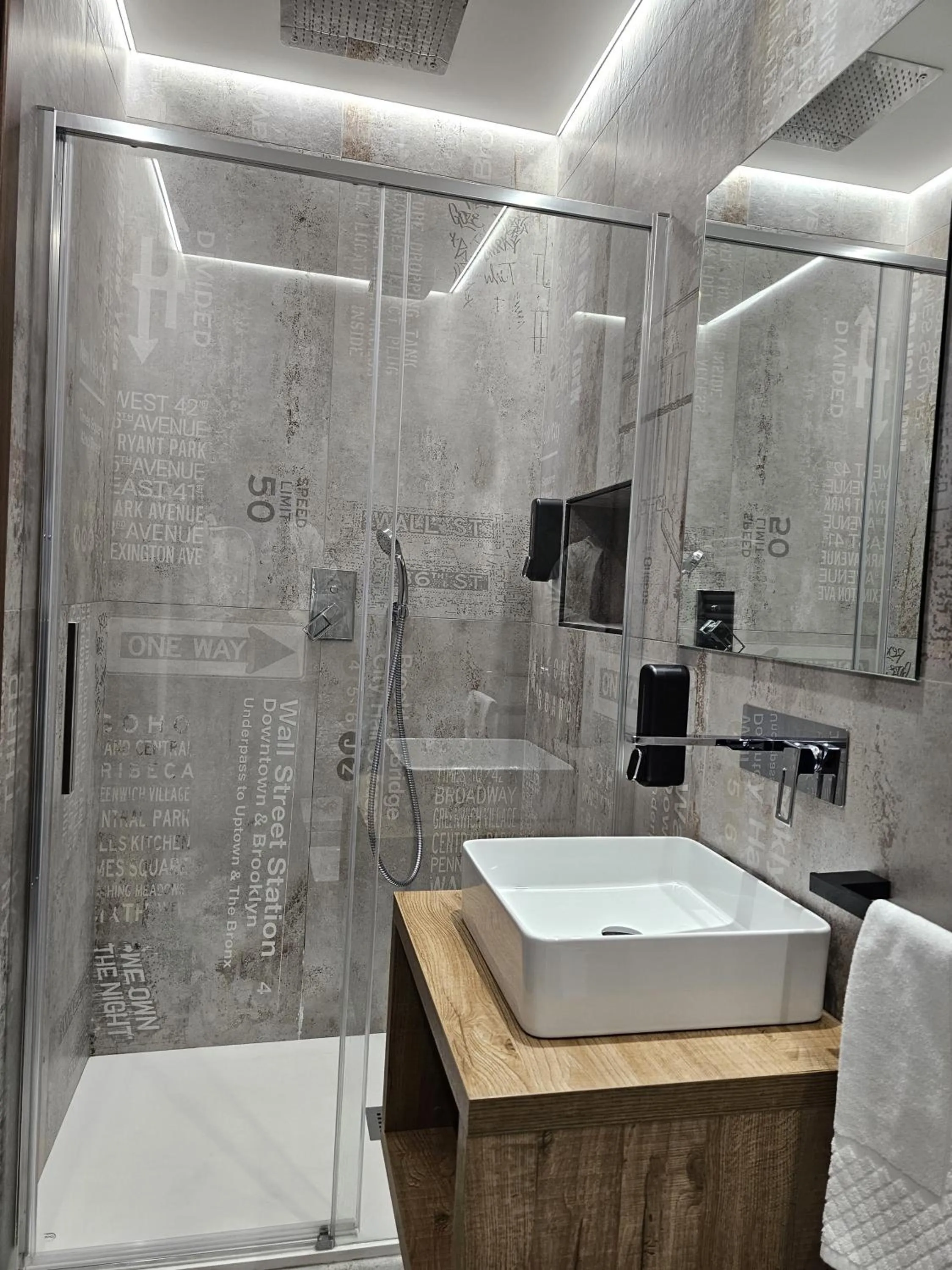 Shower in Binario1 Rooms
