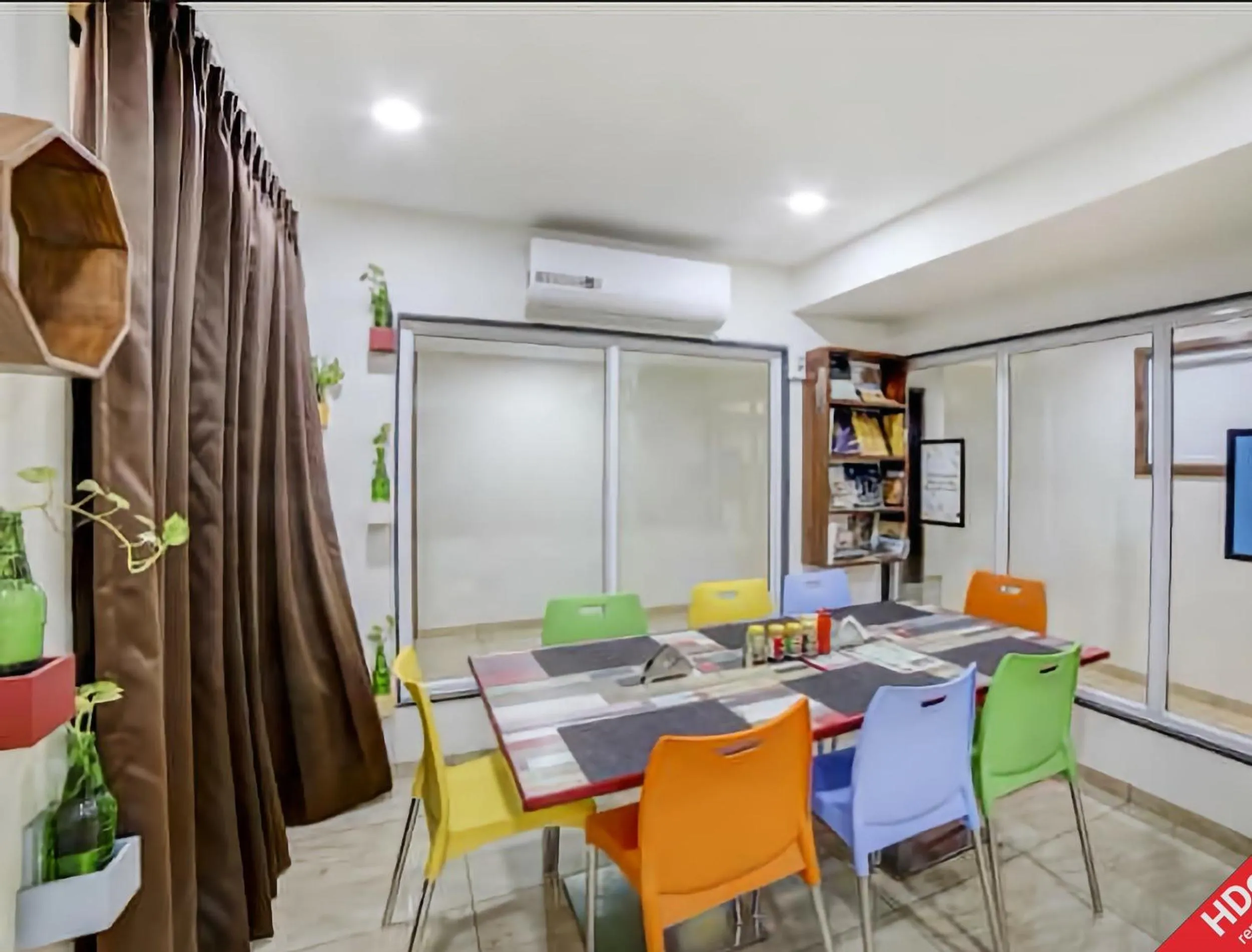 Library in Leo Hotel