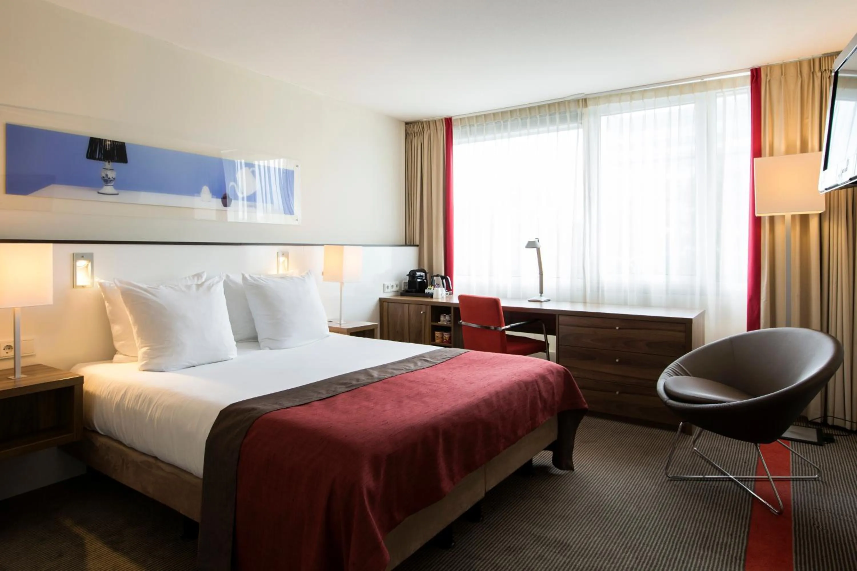 Photo of the whole room, Bed in Holiday Inn Eindhoven Centre by IHG