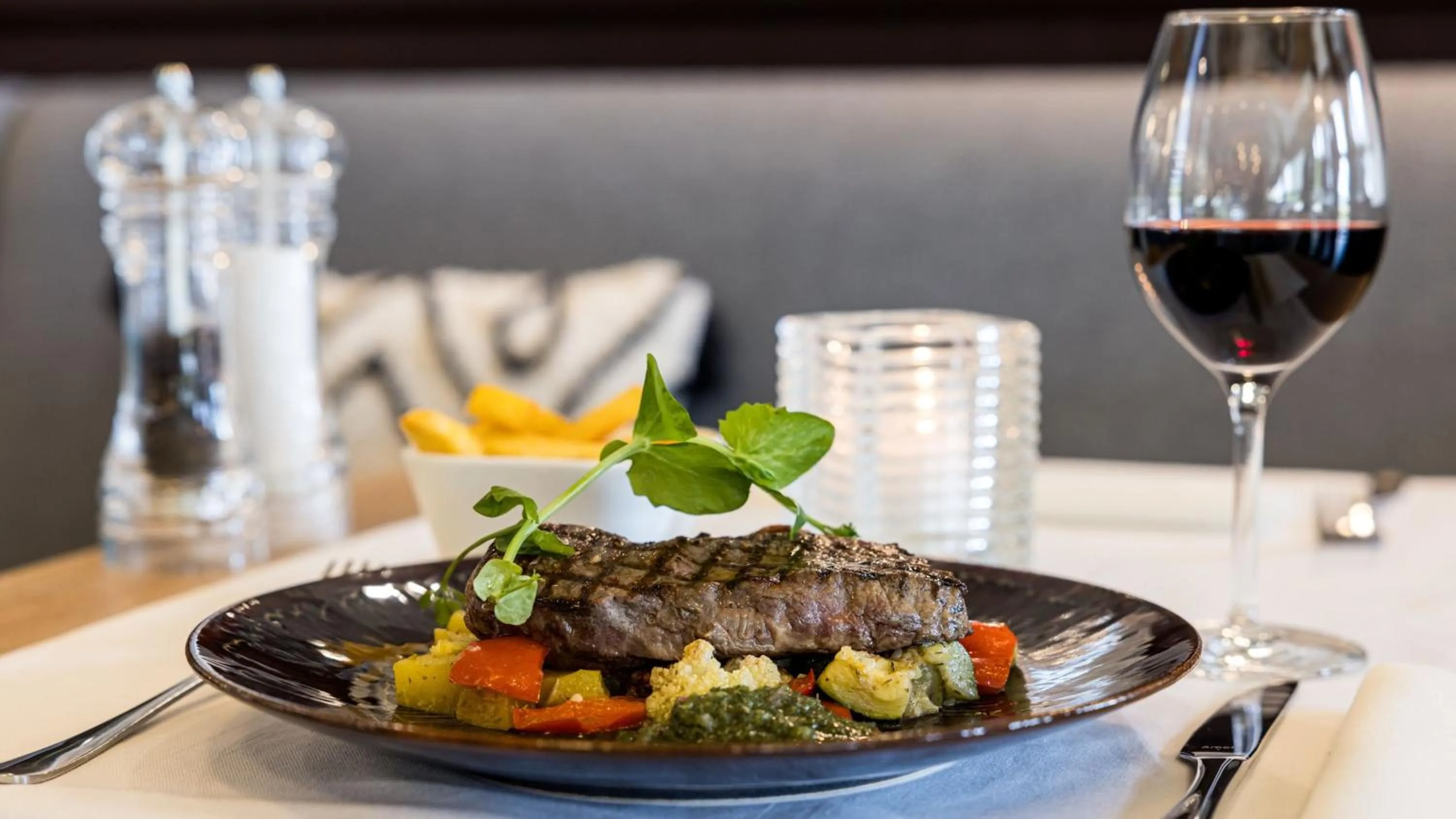 Restaurant/places to eat in Holiday Inn Eindhoven Centre by IHG