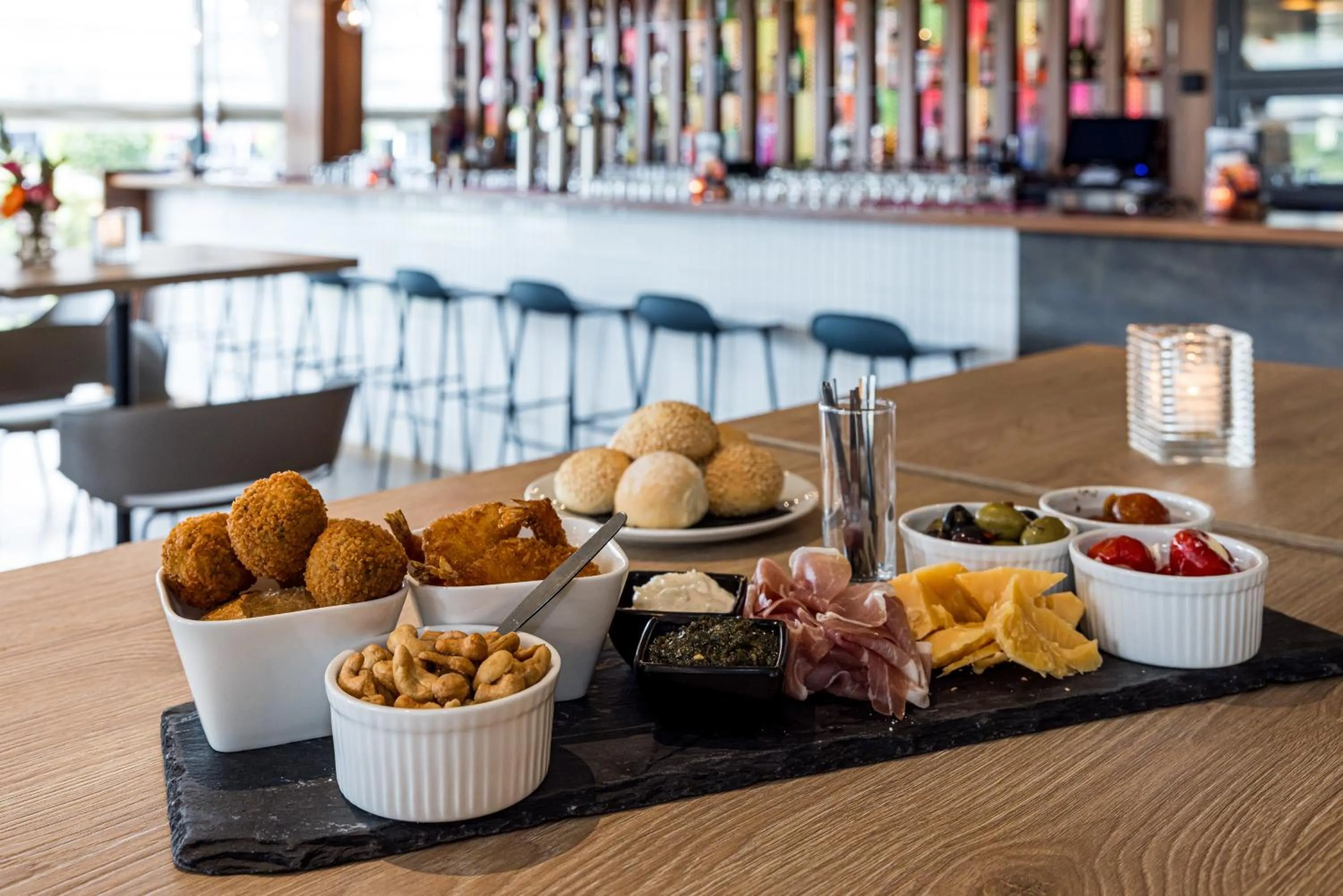 Lounge or bar in Holiday Inn Eindhoven Centre by IHG