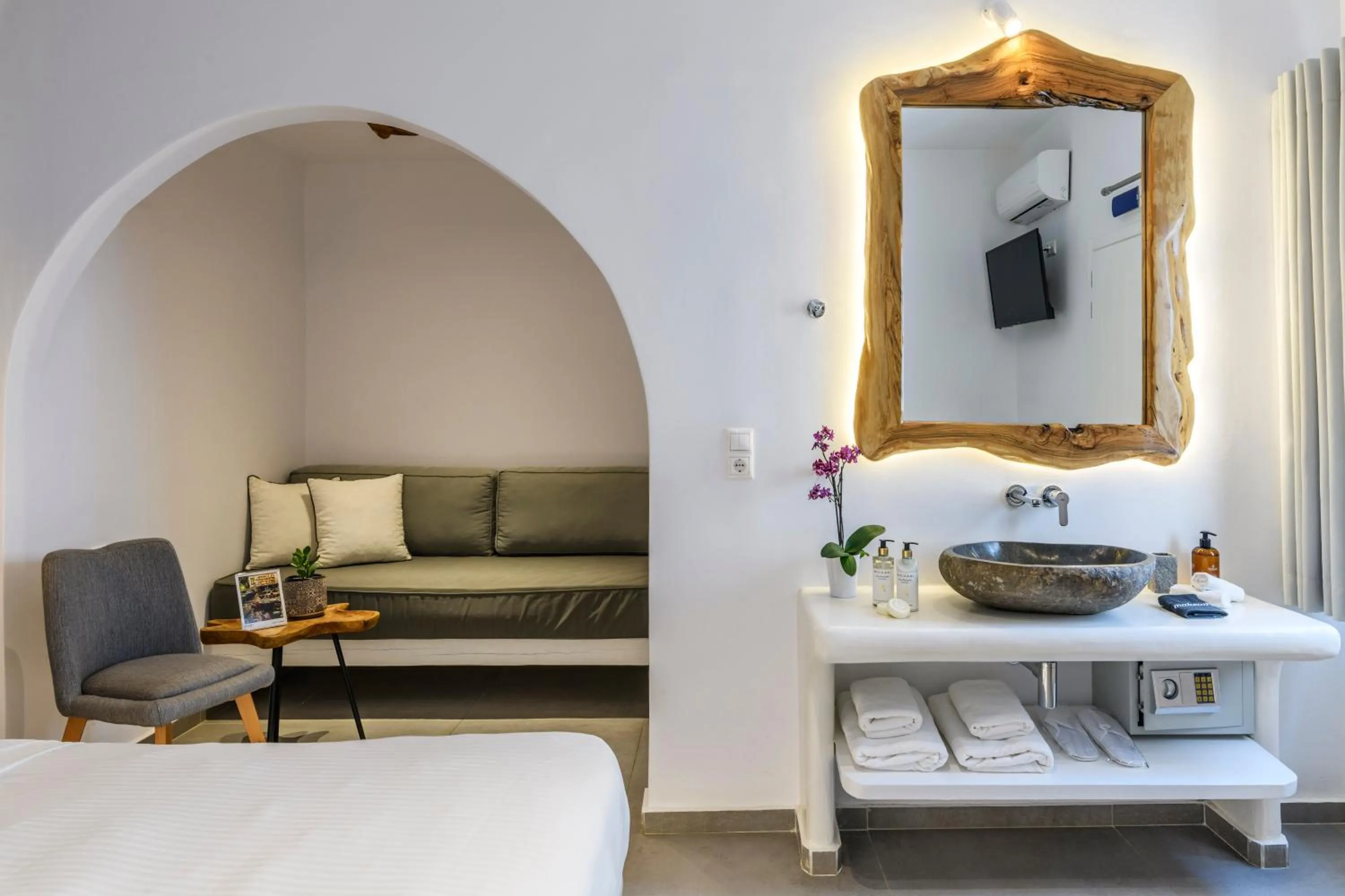 Bathroom, Bed in Casa Anna Suites