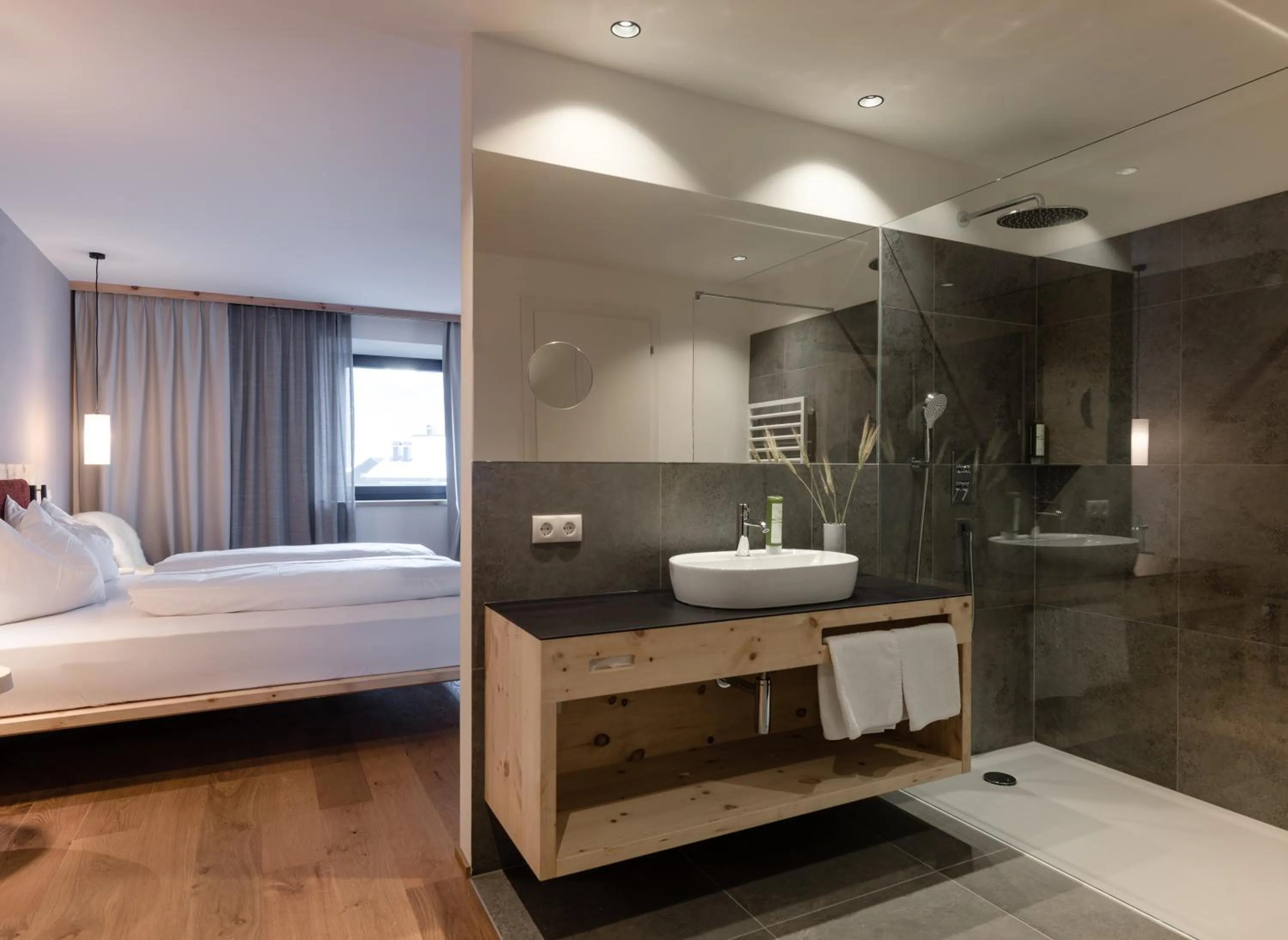 Bathroom, Bed in Hotel Mühlenerhof