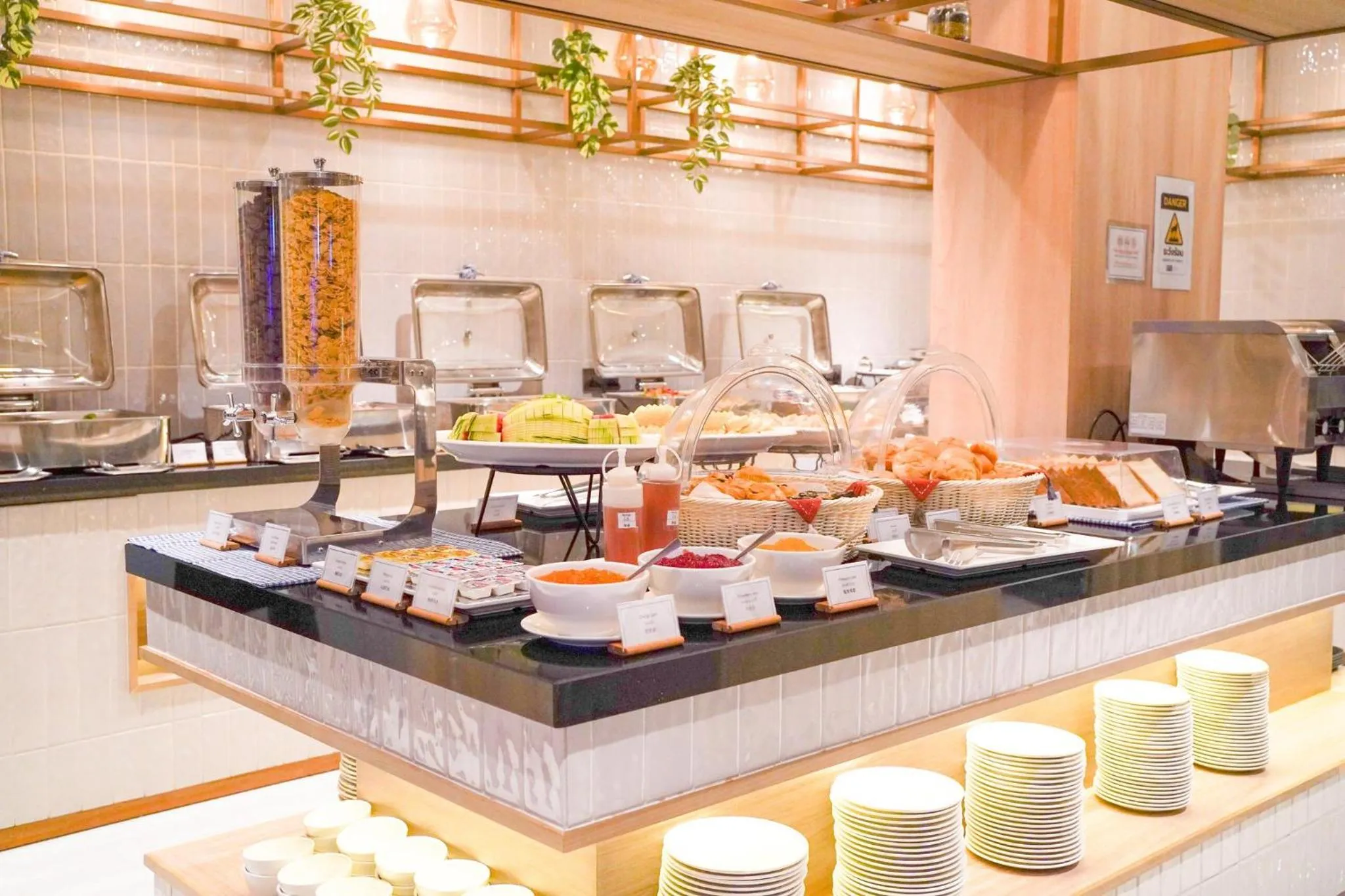 Restaurant/places to eat in Holiday Inn Express & Suites Bangkok Central Pier by IHG