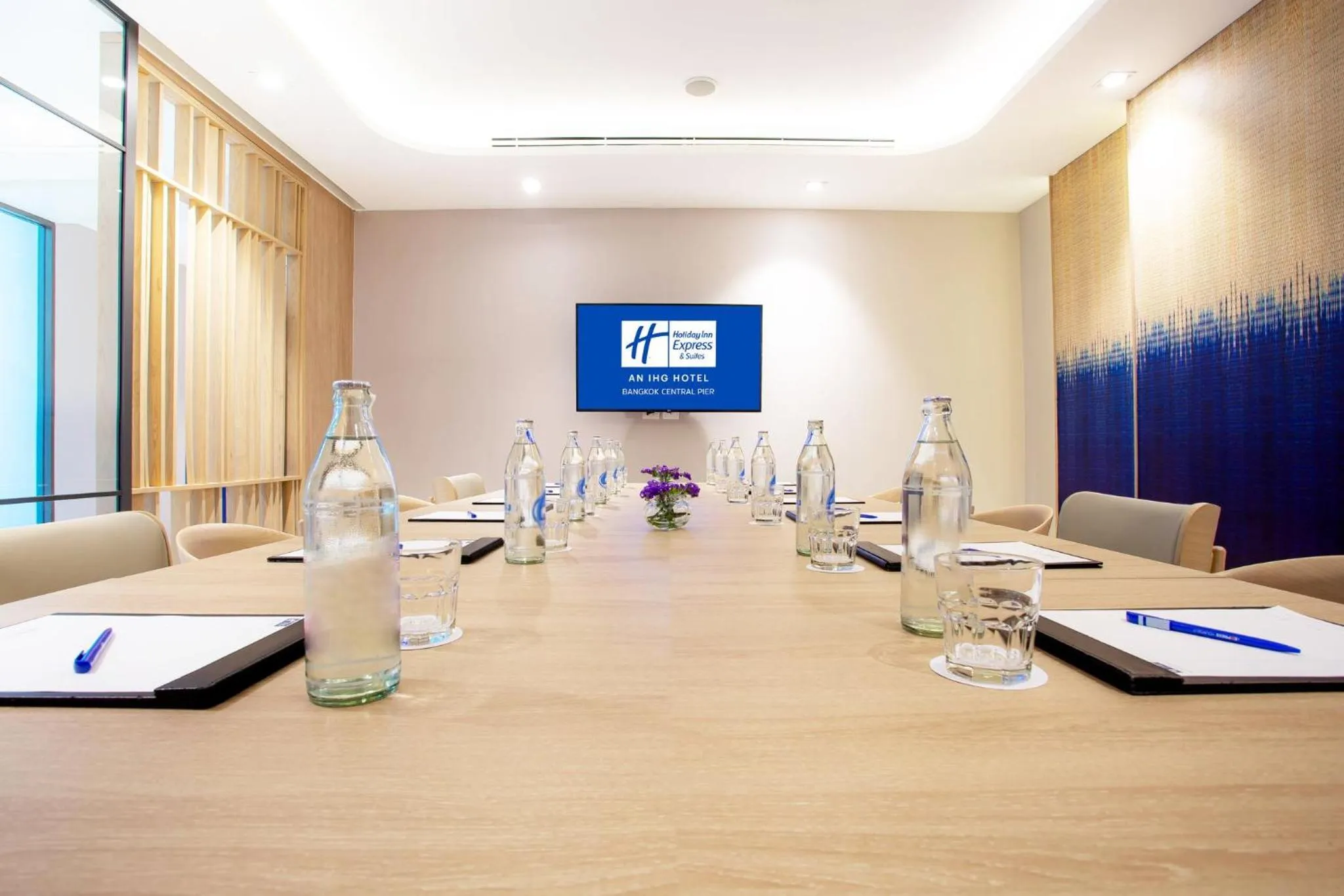 Meeting/conference room in Holiday Inn Express & Suites Bangkok Central Pier by IHG