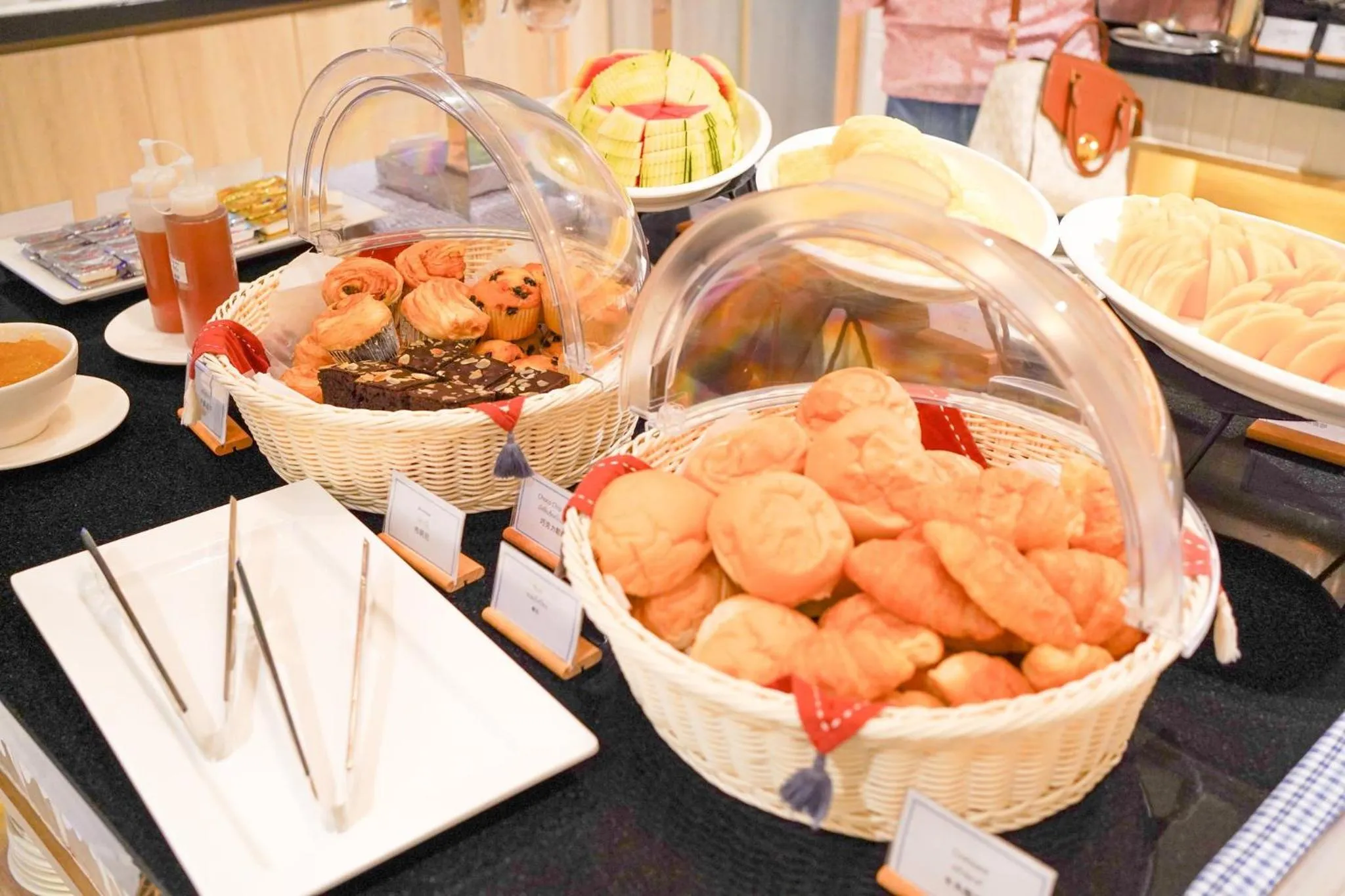 Restaurant/places to eat in Holiday Inn Express & Suites Bangkok Central Pier by IHG