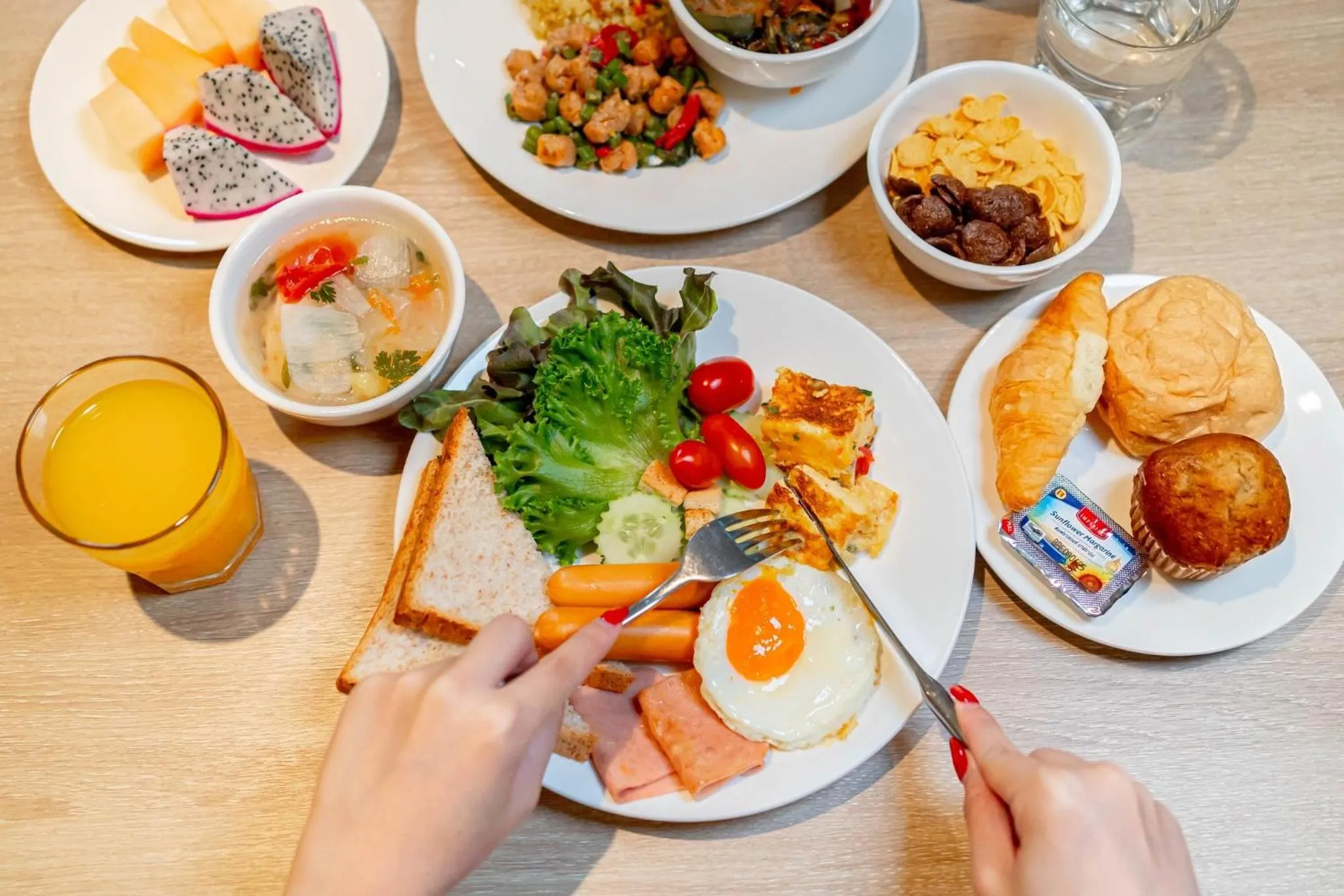 Restaurant/places to eat in Holiday Inn Express & Suites Bangkok Central Pier by IHG