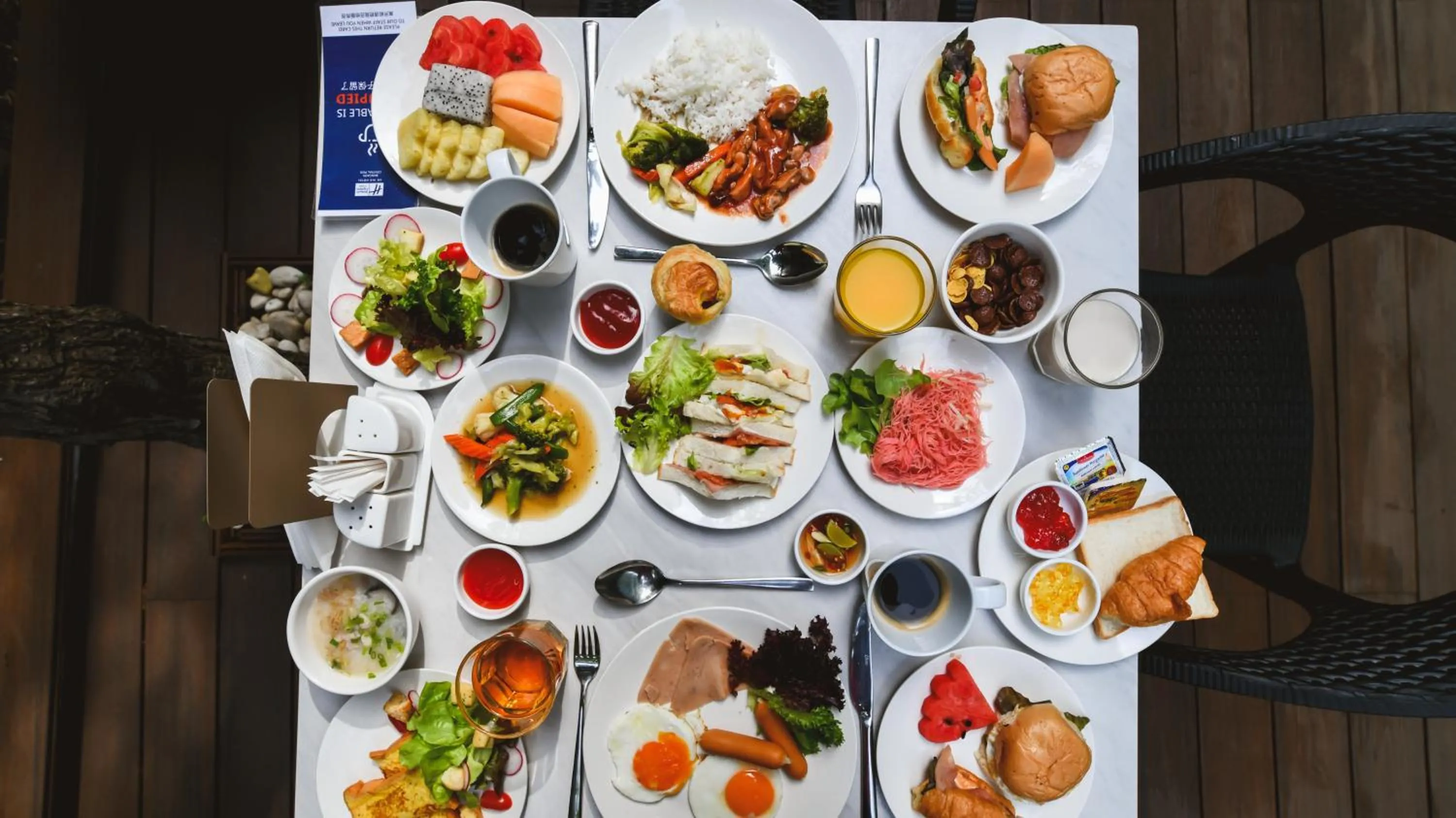 Restaurant/places to eat in Holiday Inn Express & Suites Bangkok Central Pier by IHG