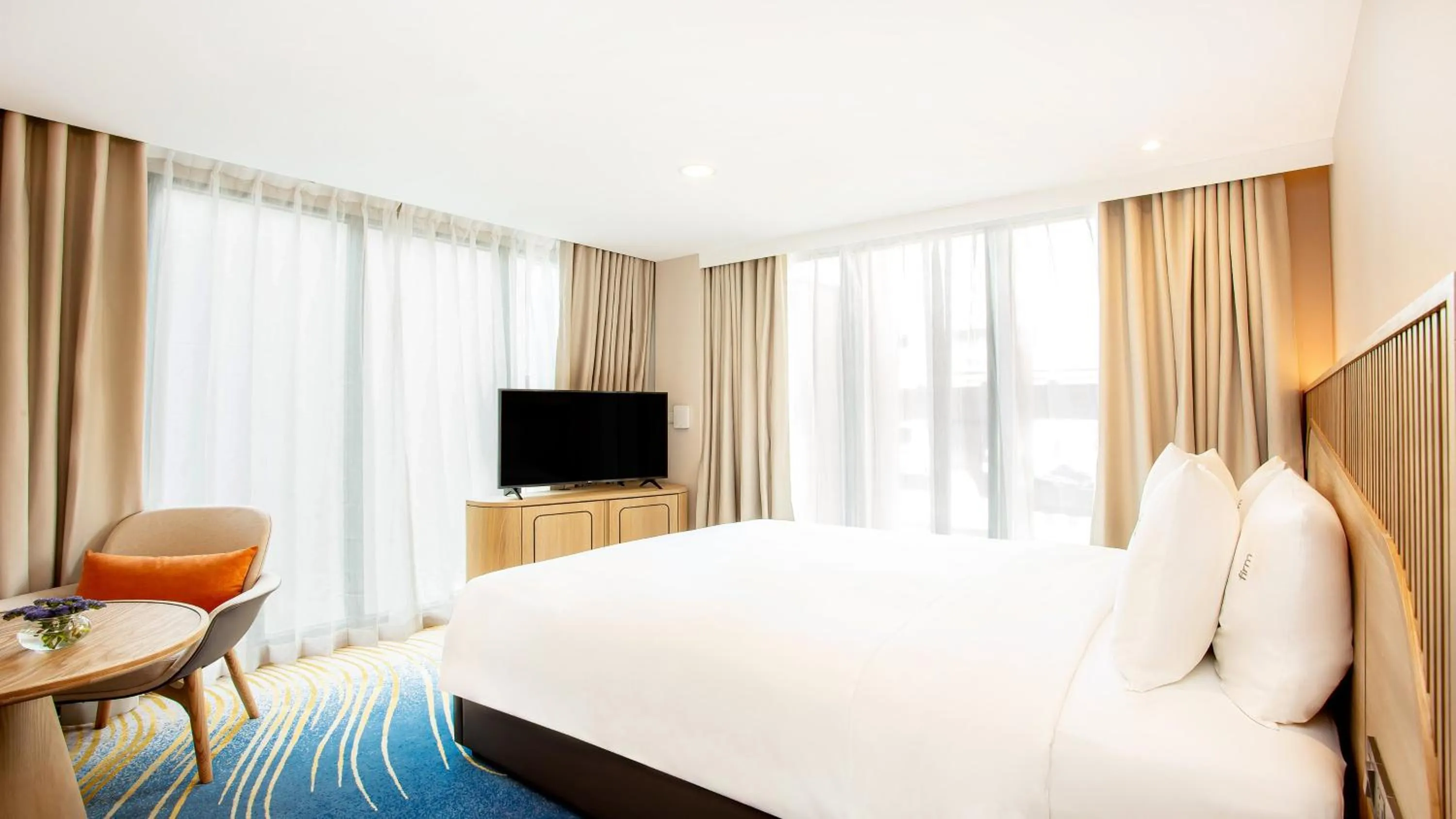Photo of the whole room, Bed in Holiday Inn Express & Suites Bangkok Central Pier by IHG