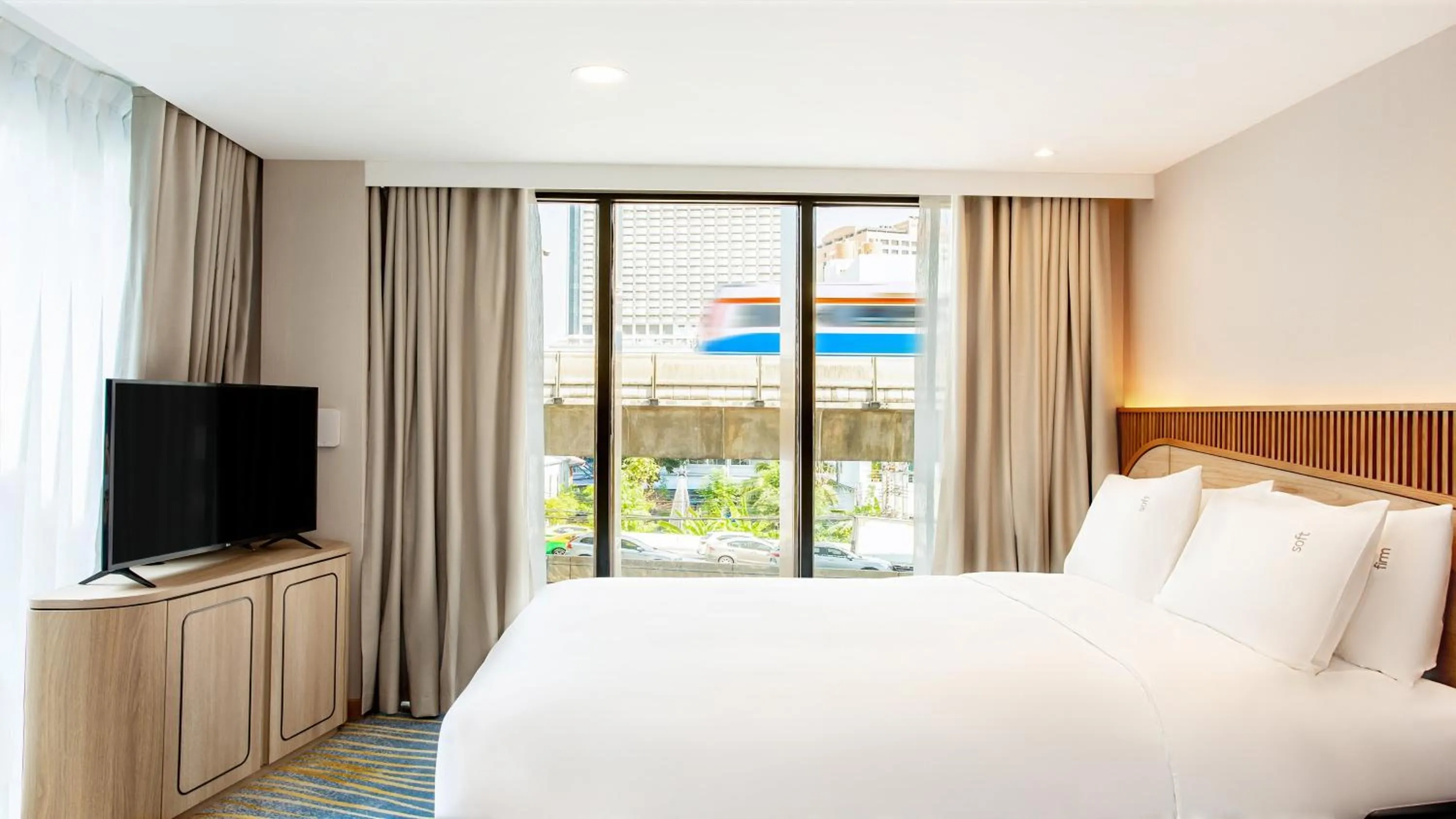 Photo of the whole room, Bed in Holiday Inn Express & Suites Bangkok Central Pier by IHG