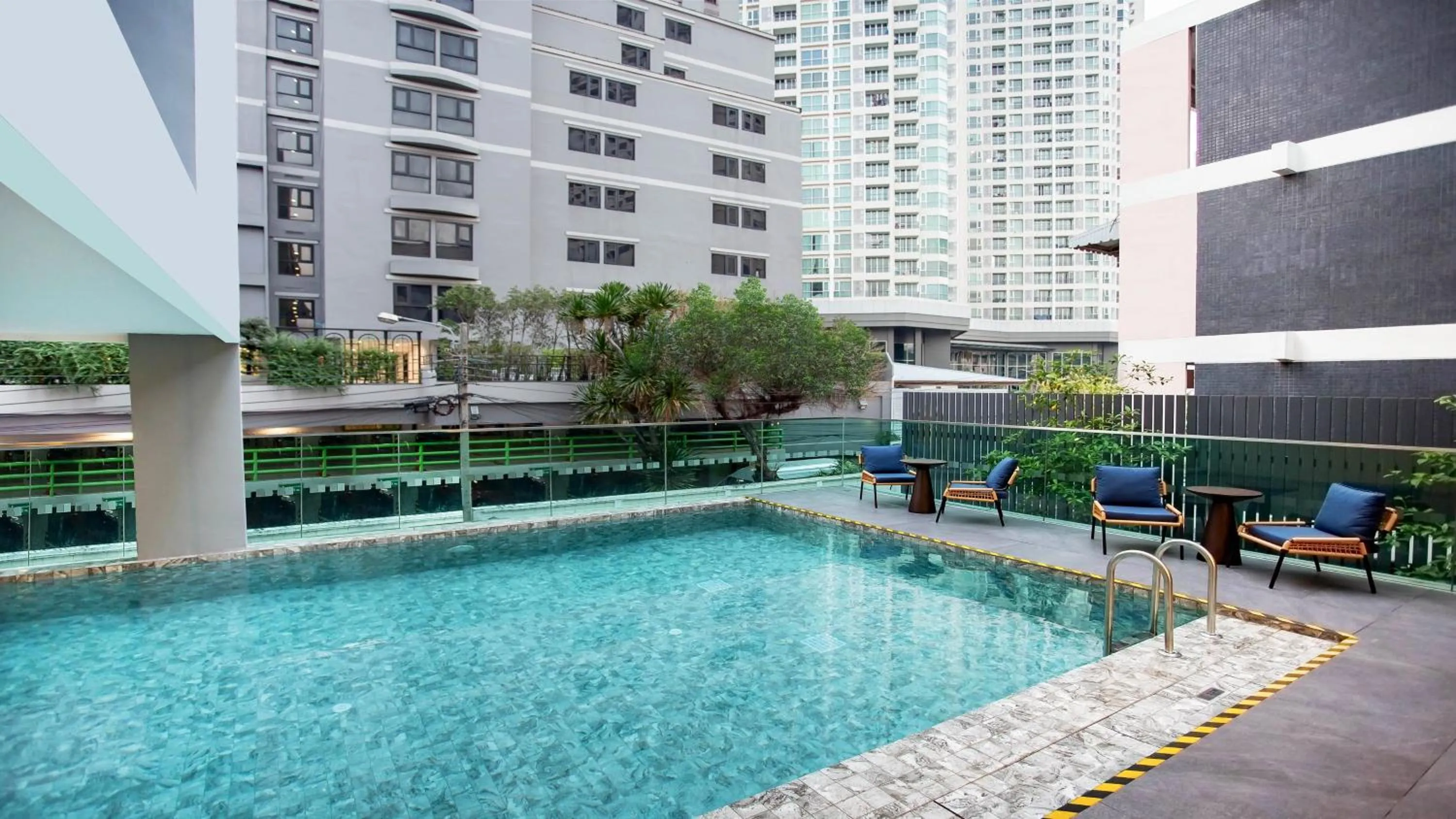 Swimming pool in Holiday Inn Express & Suites Bangkok Central Pier by IHG
