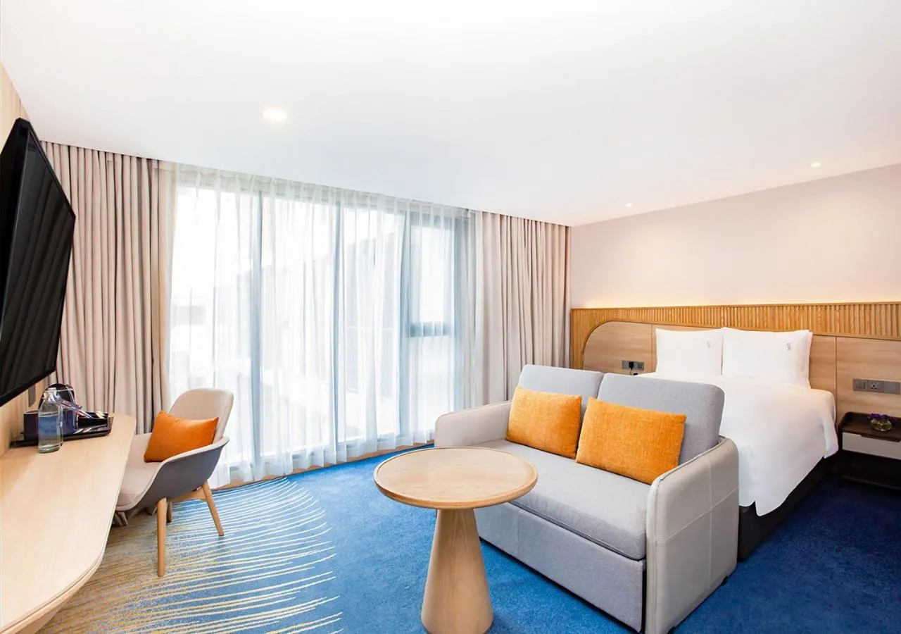 Living room, Bed in Holiday Inn Express & Suites Bangkok Central Pier by IHG