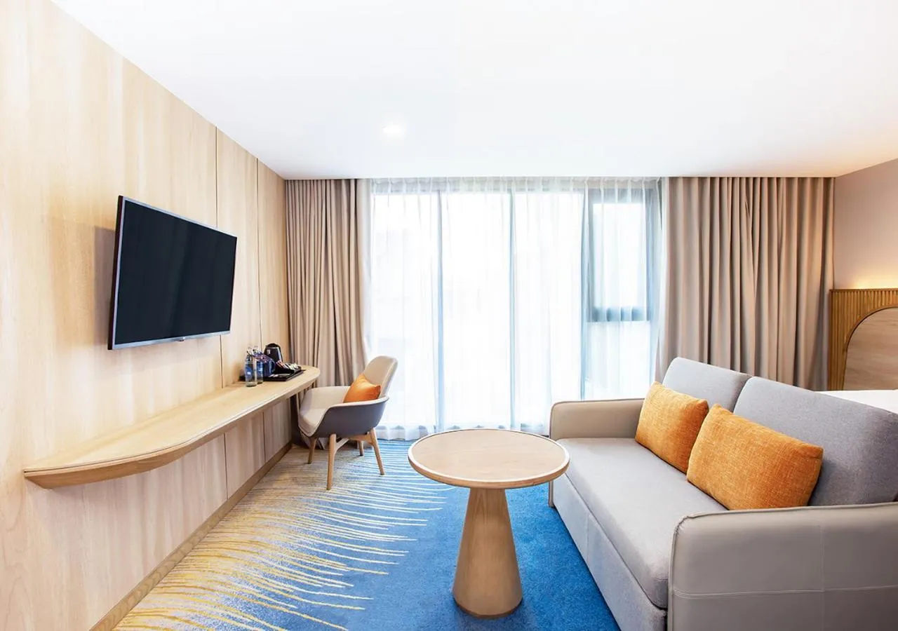 Bedroom in Holiday Inn Express & Suites Bangkok Central Pier by IHG