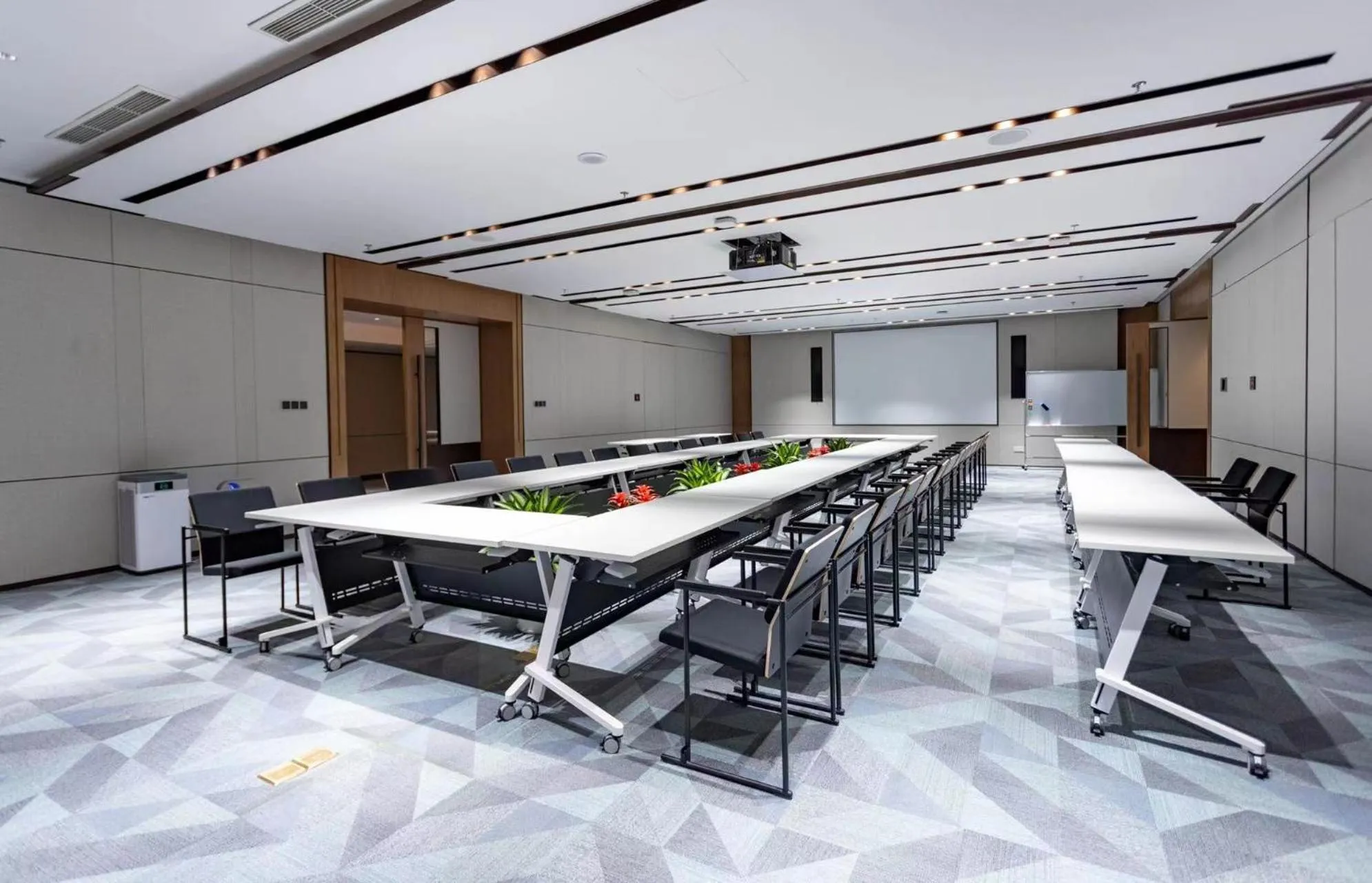 Meeting/conference room in Holiday Inn Express Shenzhen Guangming Cloud Park by IHG