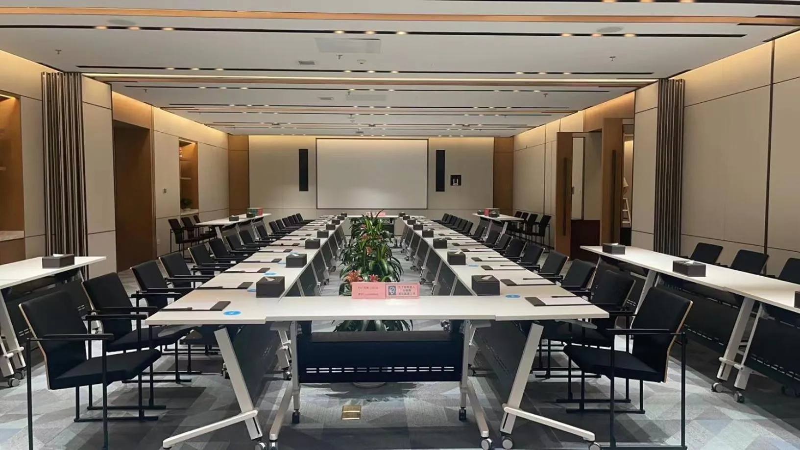 Meeting/conference room in Holiday Inn Express Shenzhen Guangming Cloud Park by IHG