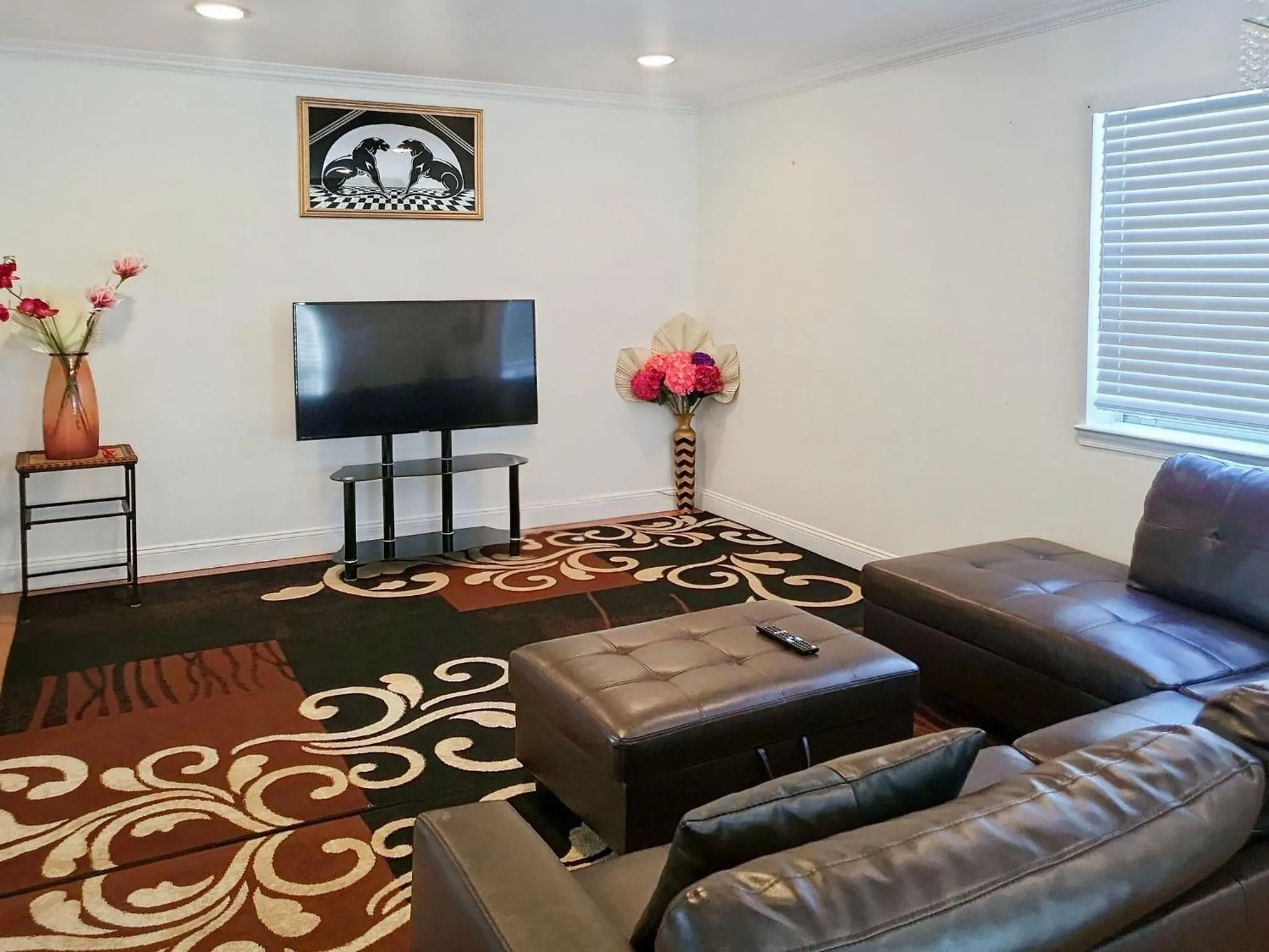 Communal lounge/ TV room in Modern Executive Master Bedroom