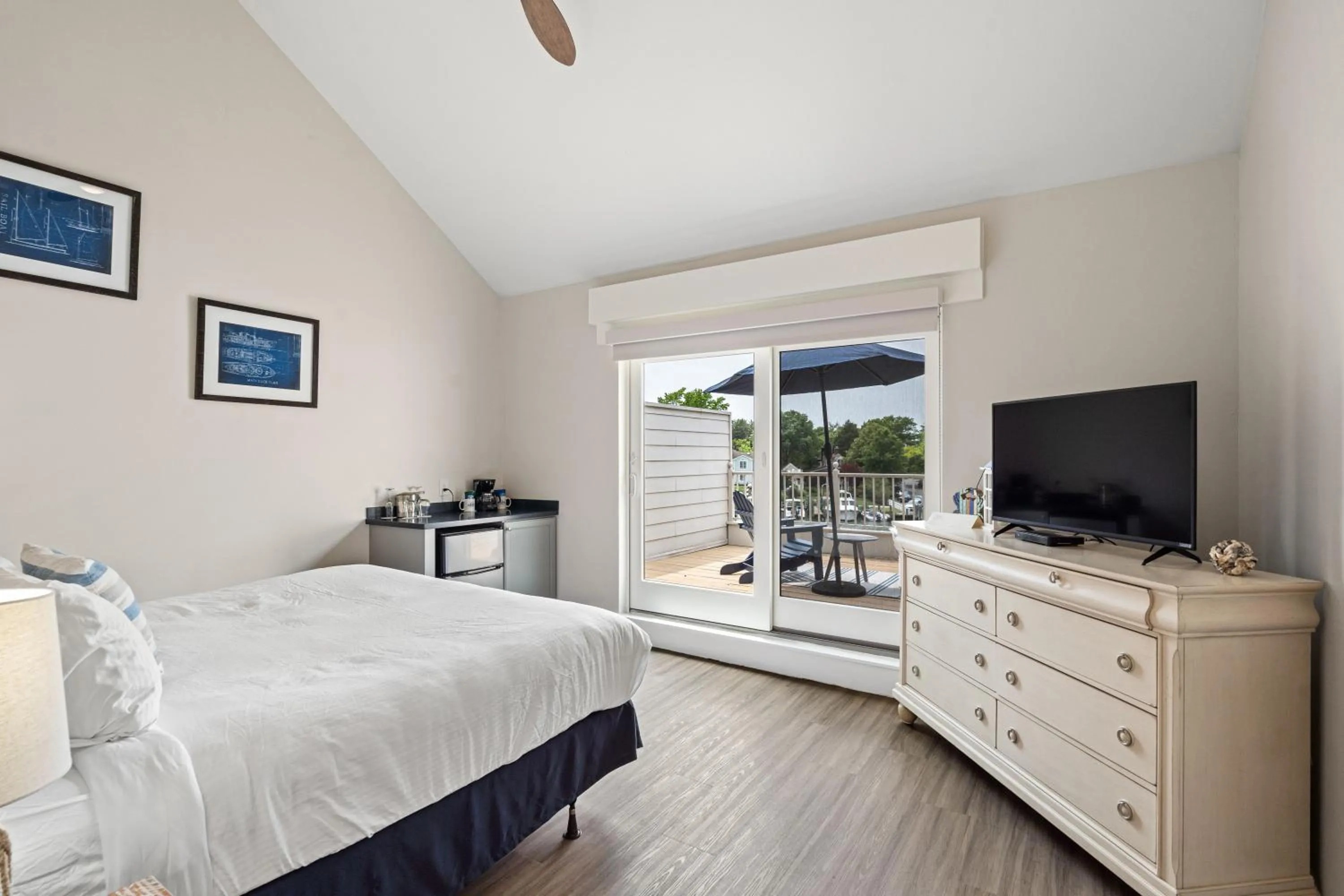 King Room with Balcony in St Michaels Harbour Inn, Marina and Spa