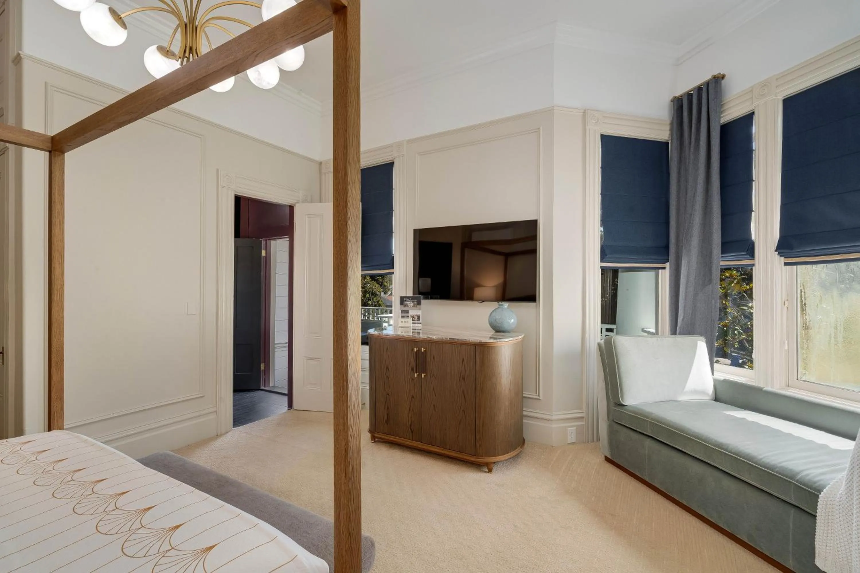 Bed in White House Napa