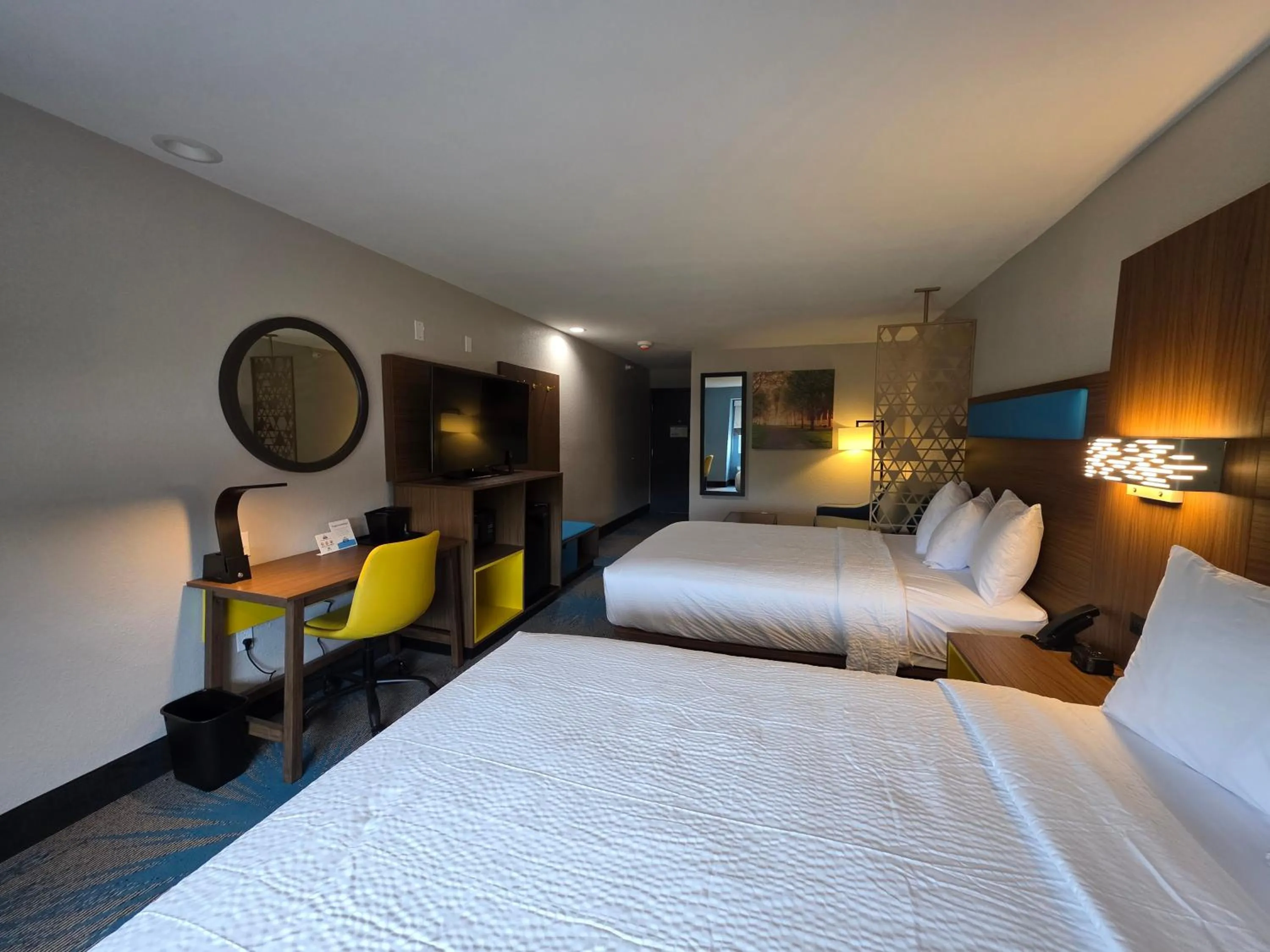 Photo of the whole room, Bed in Days Inn & Suites by Wyndham Brandon Amphitheater