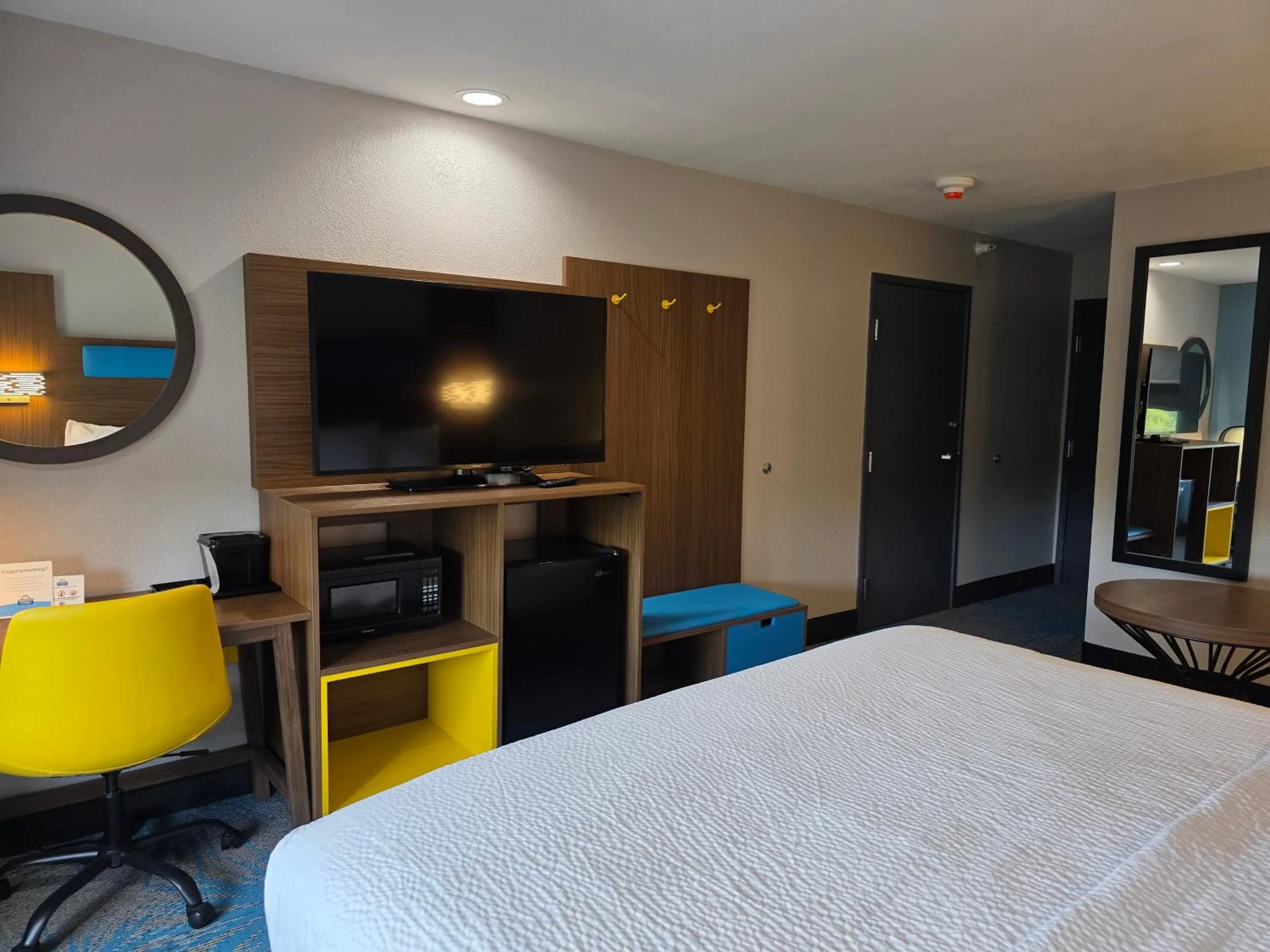 Photo of the whole room, Bed in Days Inn & Suites by Wyndham Brandon Amphitheater