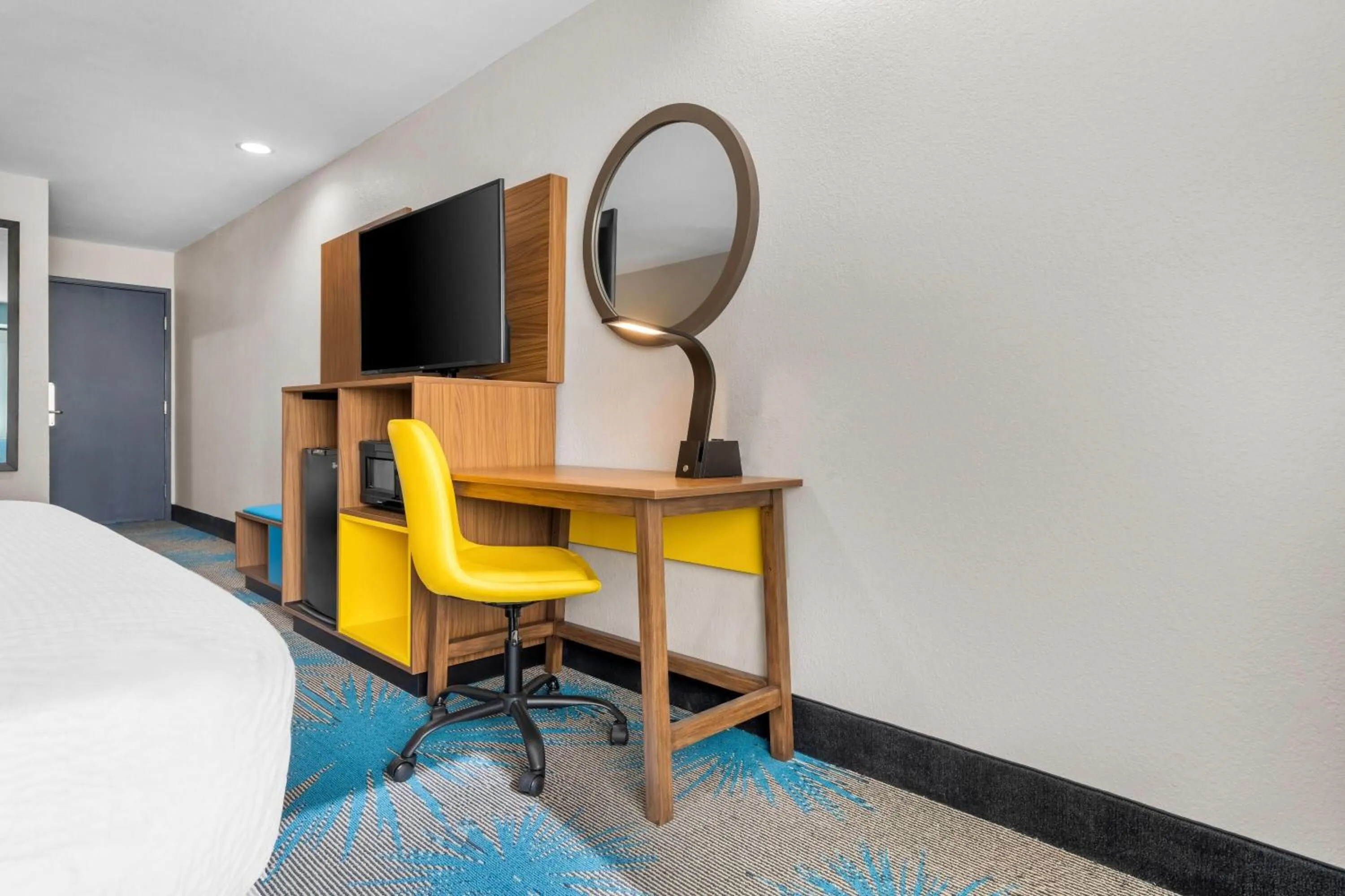 Photo of the whole room, Bed in Days Inn & Suites by Wyndham Brandon Amphitheater