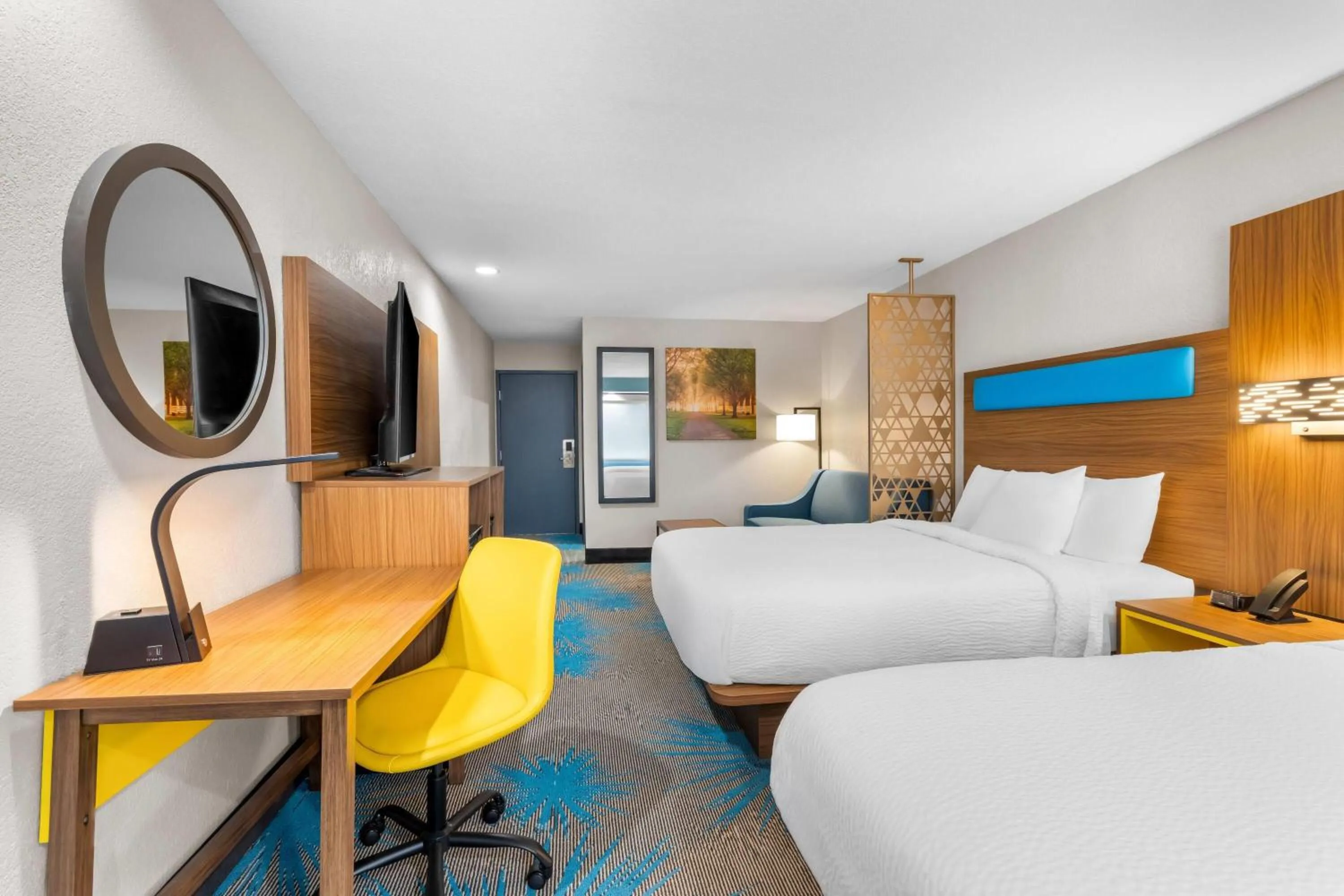 Photo of the whole room, Bed in Days Inn & Suites by Wyndham Brandon Amphitheater