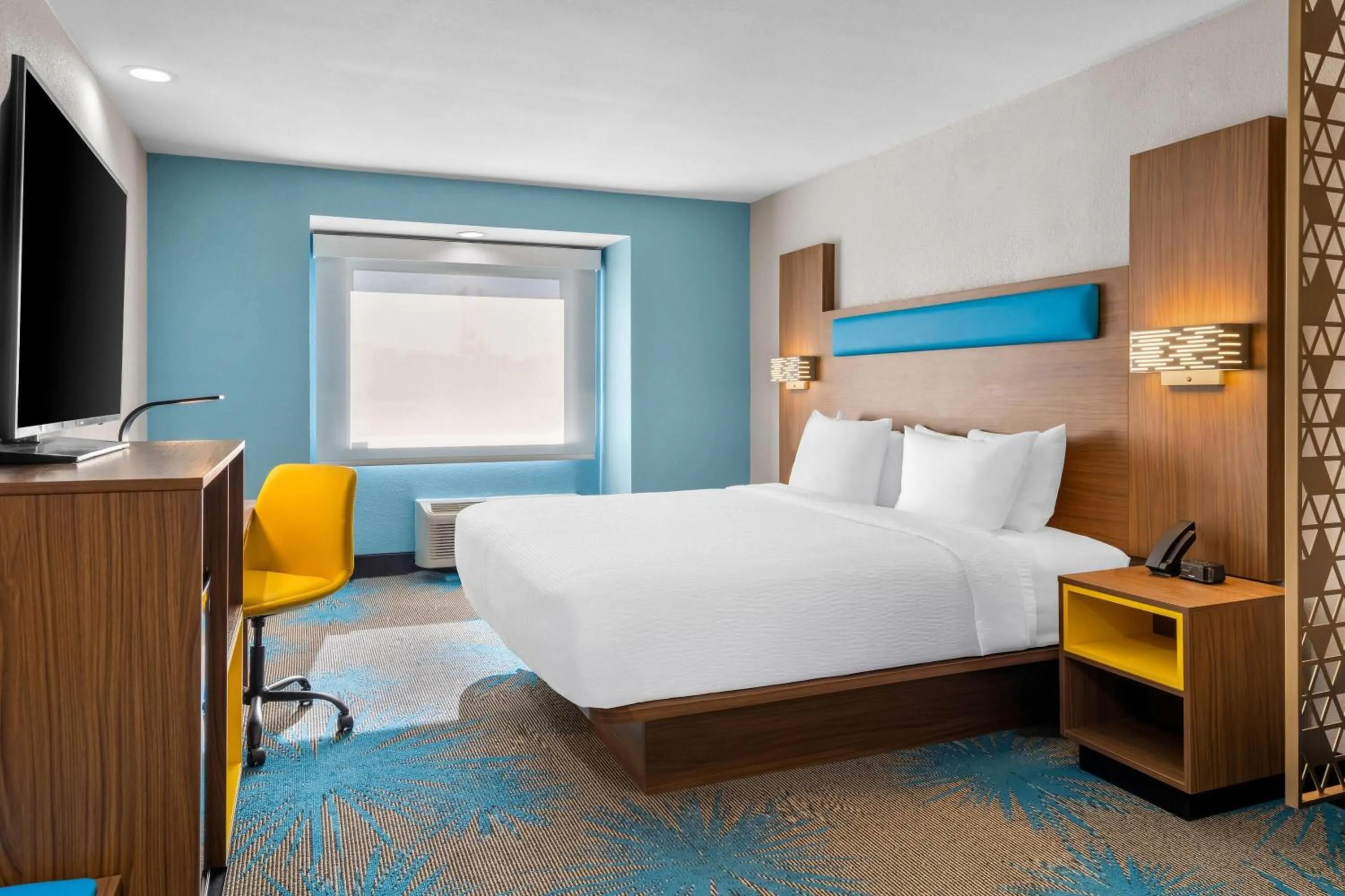 Photo of the whole room, Bed in Days Inn & Suites by Wyndham Brandon Amphitheater