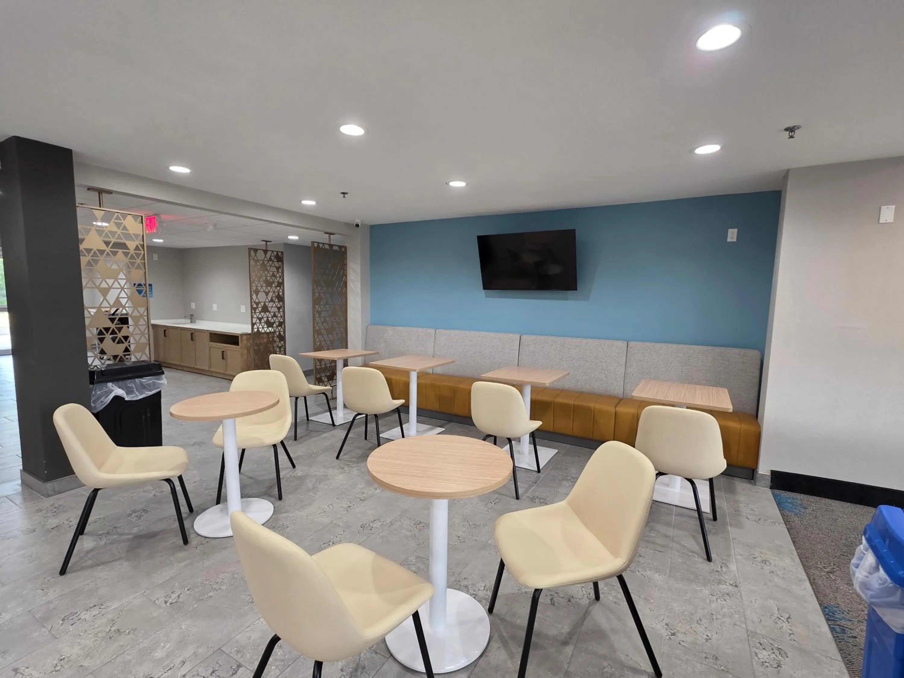 Seating area in Days Inn & Suites by Wyndham Brandon Amphitheater