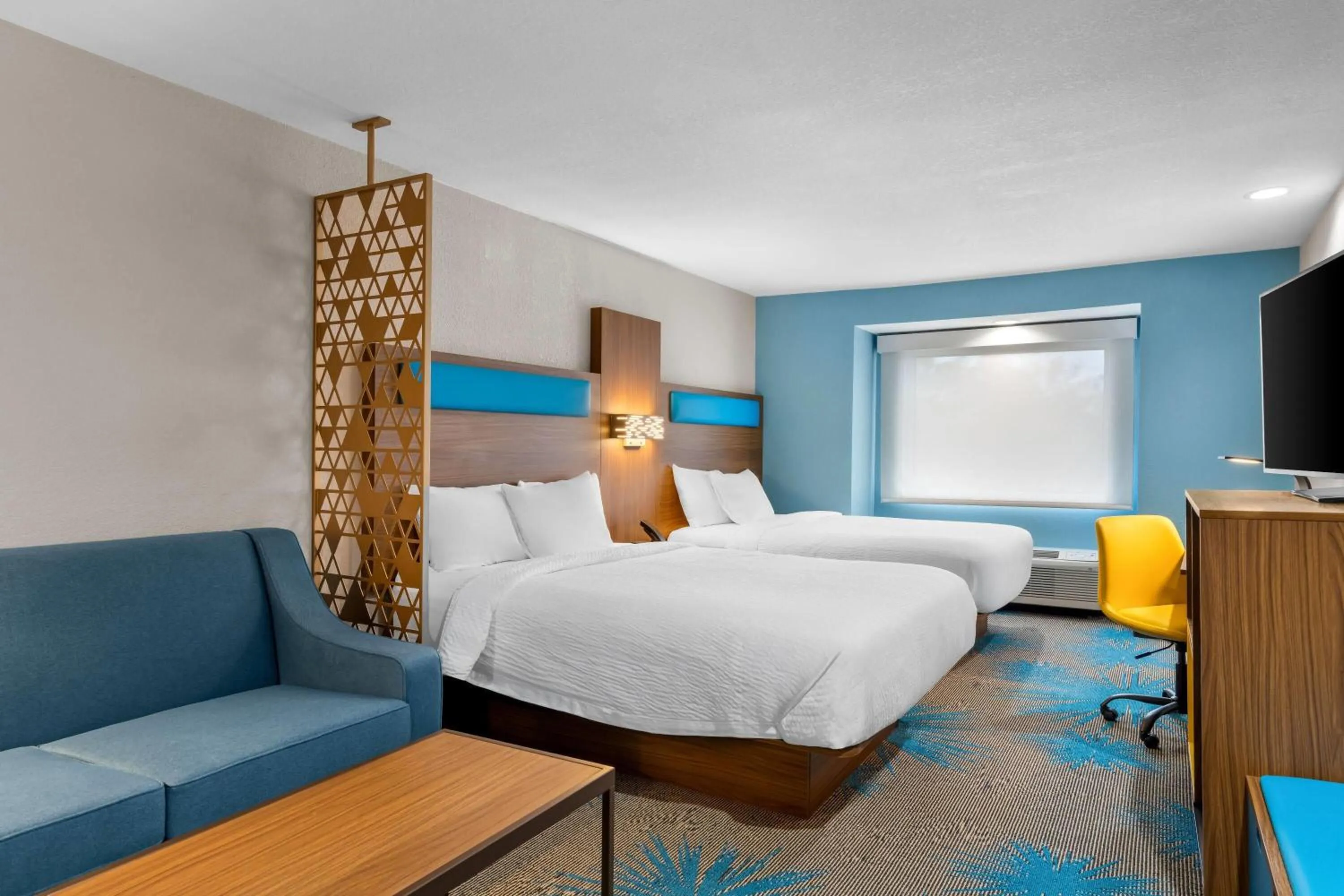 Photo of the whole room, Bed in Days Inn & Suites by Wyndham Brandon Amphitheater