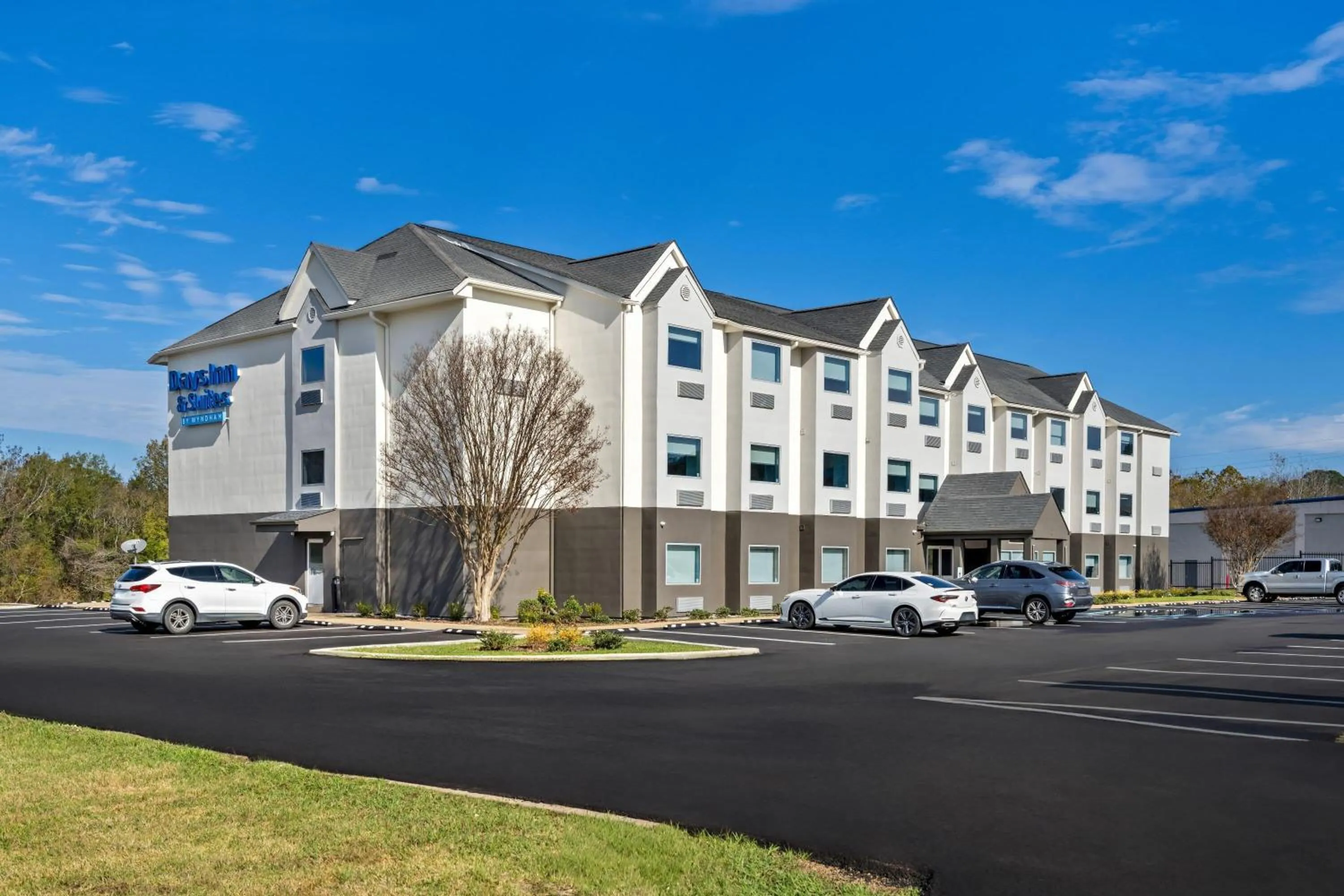 Property building in Days Inn & Suites by Wyndham Brandon Amphitheater