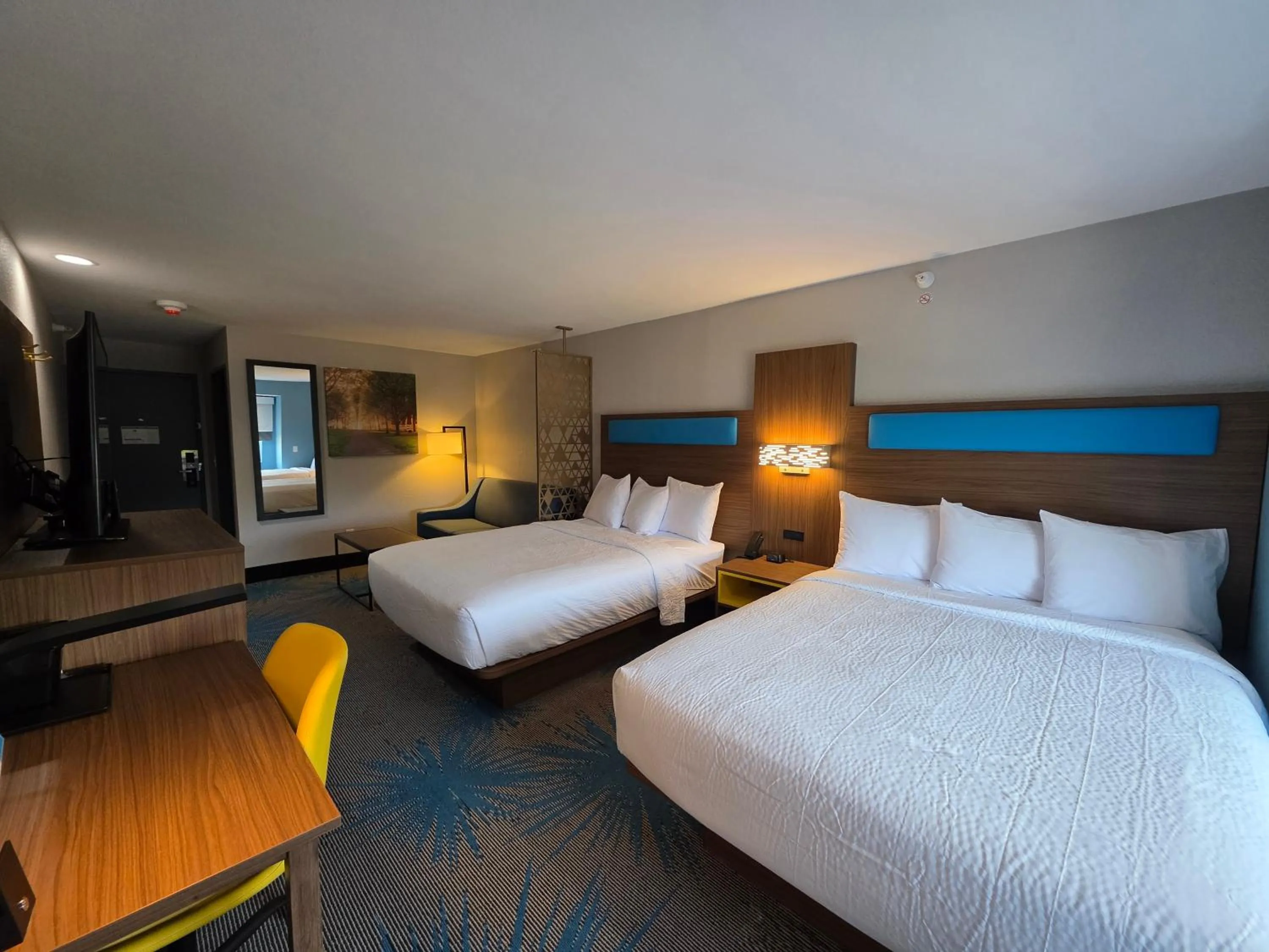 Photo of the whole room, Bed in Days Inn & Suites by Wyndham Brandon Amphitheater