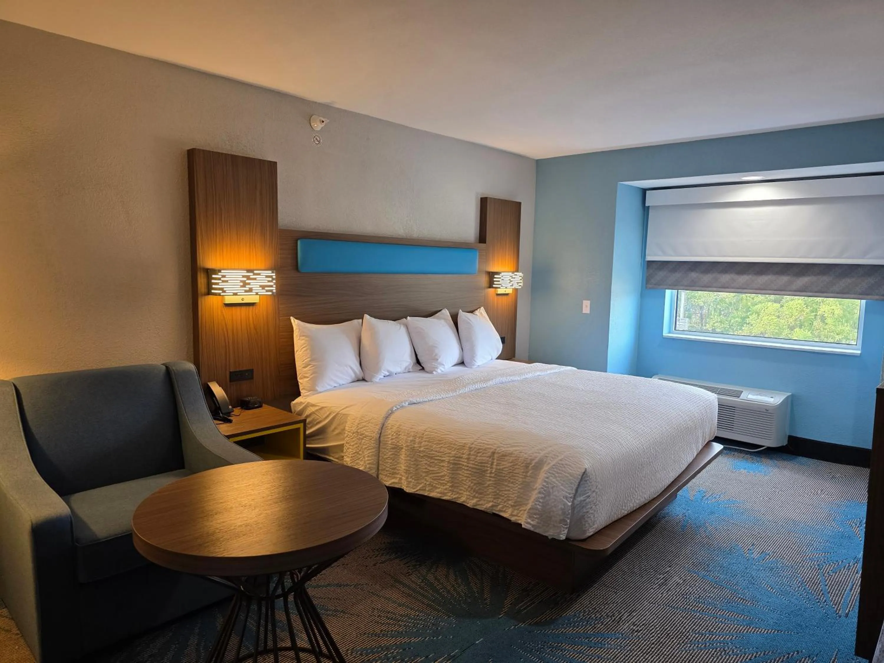 Photo of the whole room, Bed in Days Inn & Suites by Wyndham Brandon Amphitheater