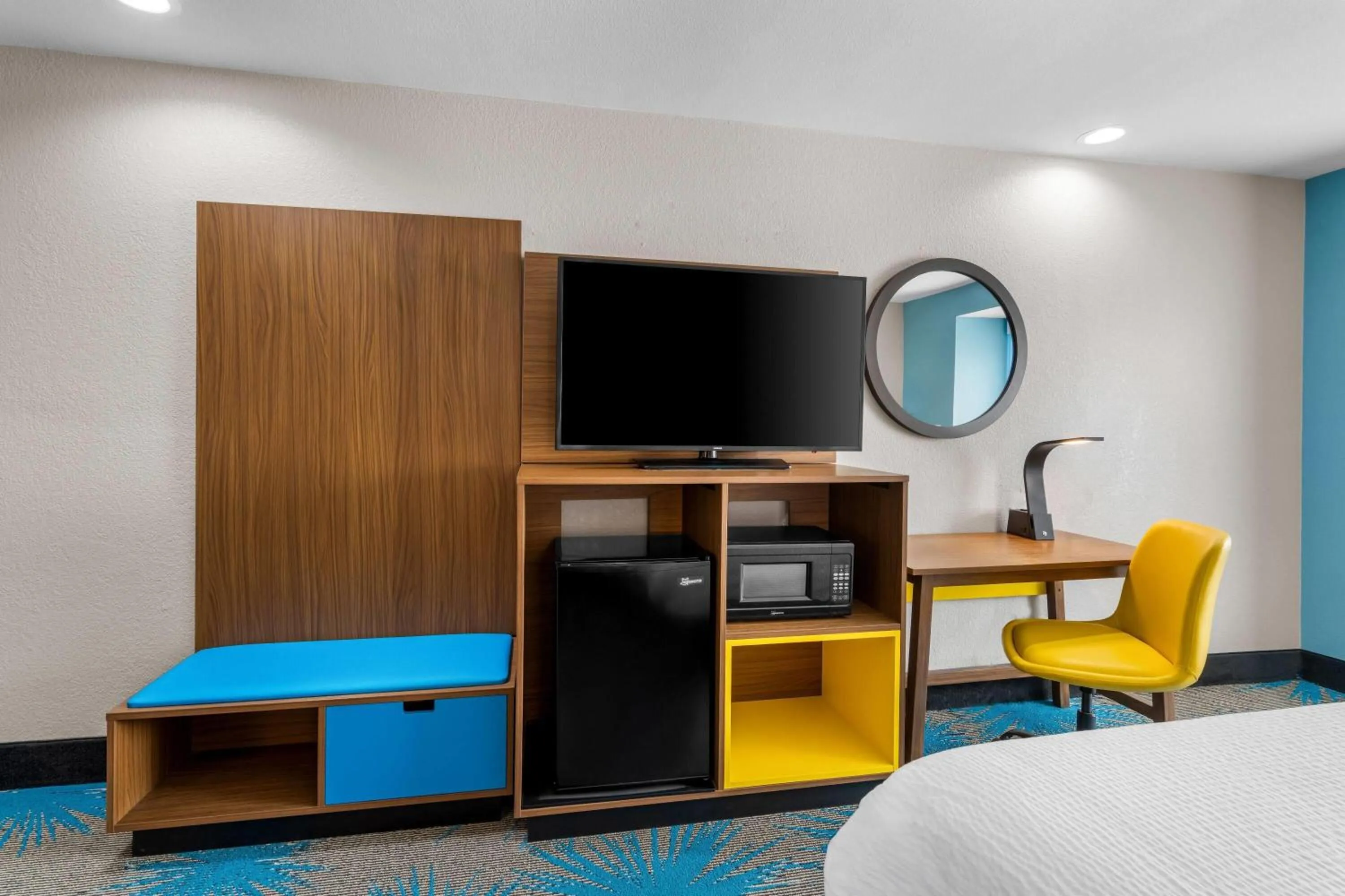 Photo of the whole room, Bed in Days Inn & Suites by Wyndham Brandon Amphitheater