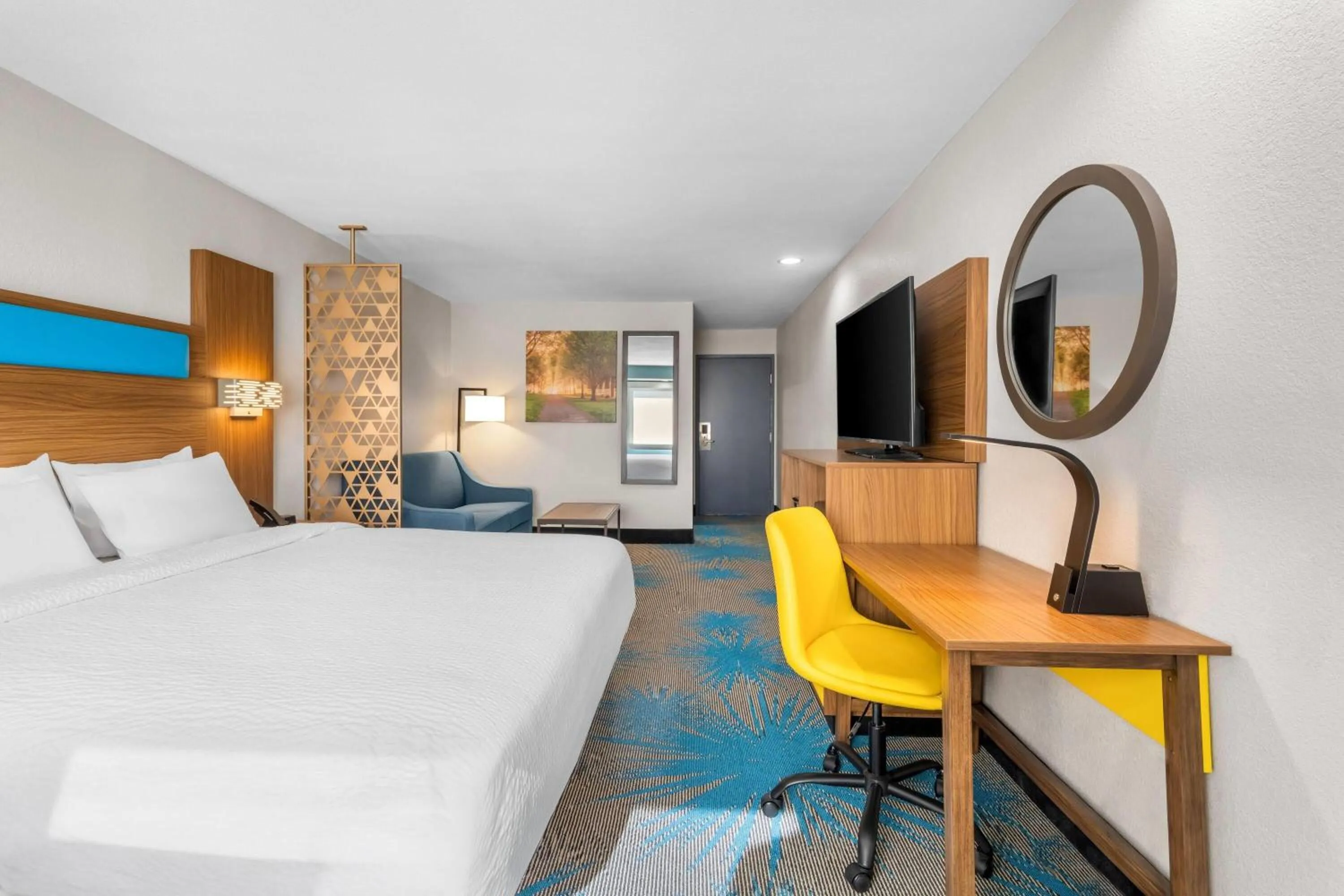 Photo of the whole room, Bed in Days Inn & Suites by Wyndham Brandon Amphitheater