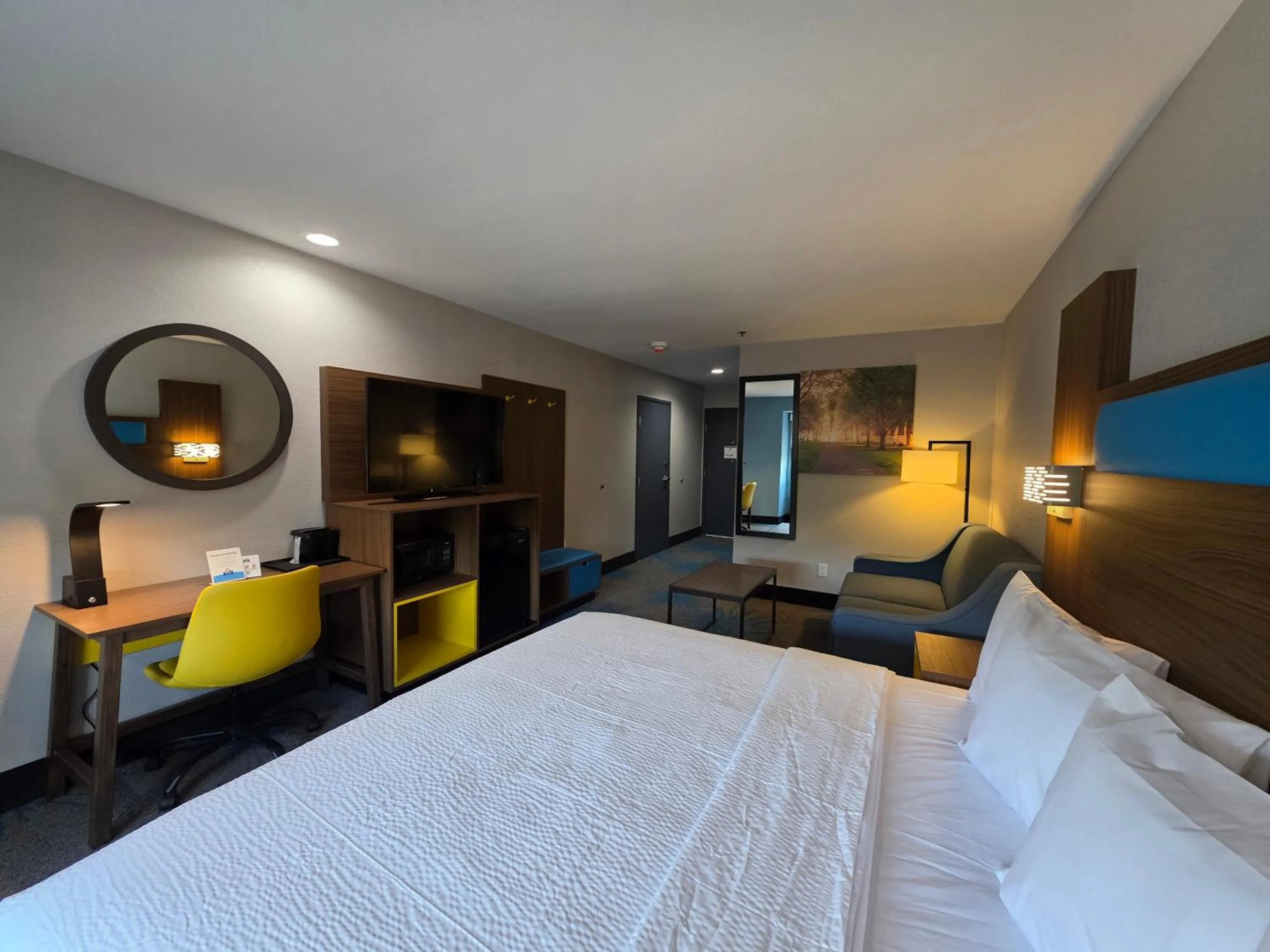 Photo of the whole room, Bed in Days Inn & Suites by Wyndham Brandon Amphitheater