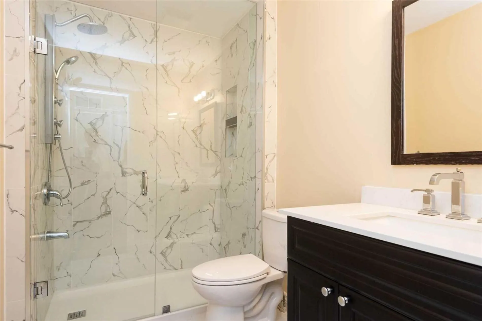 Shower in Jazzy Home Stay
