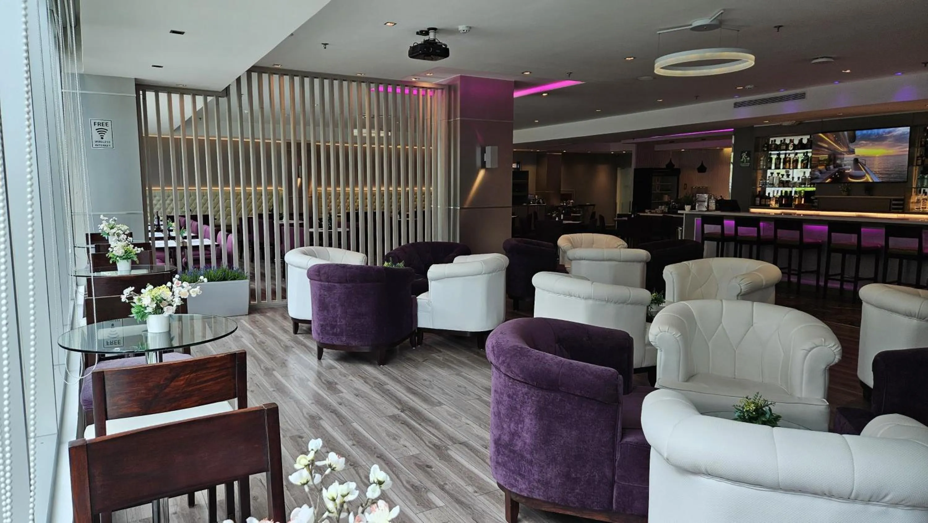 Lounge or bar in Ramada Plaza by Wyndham Panama Punta Pacifica