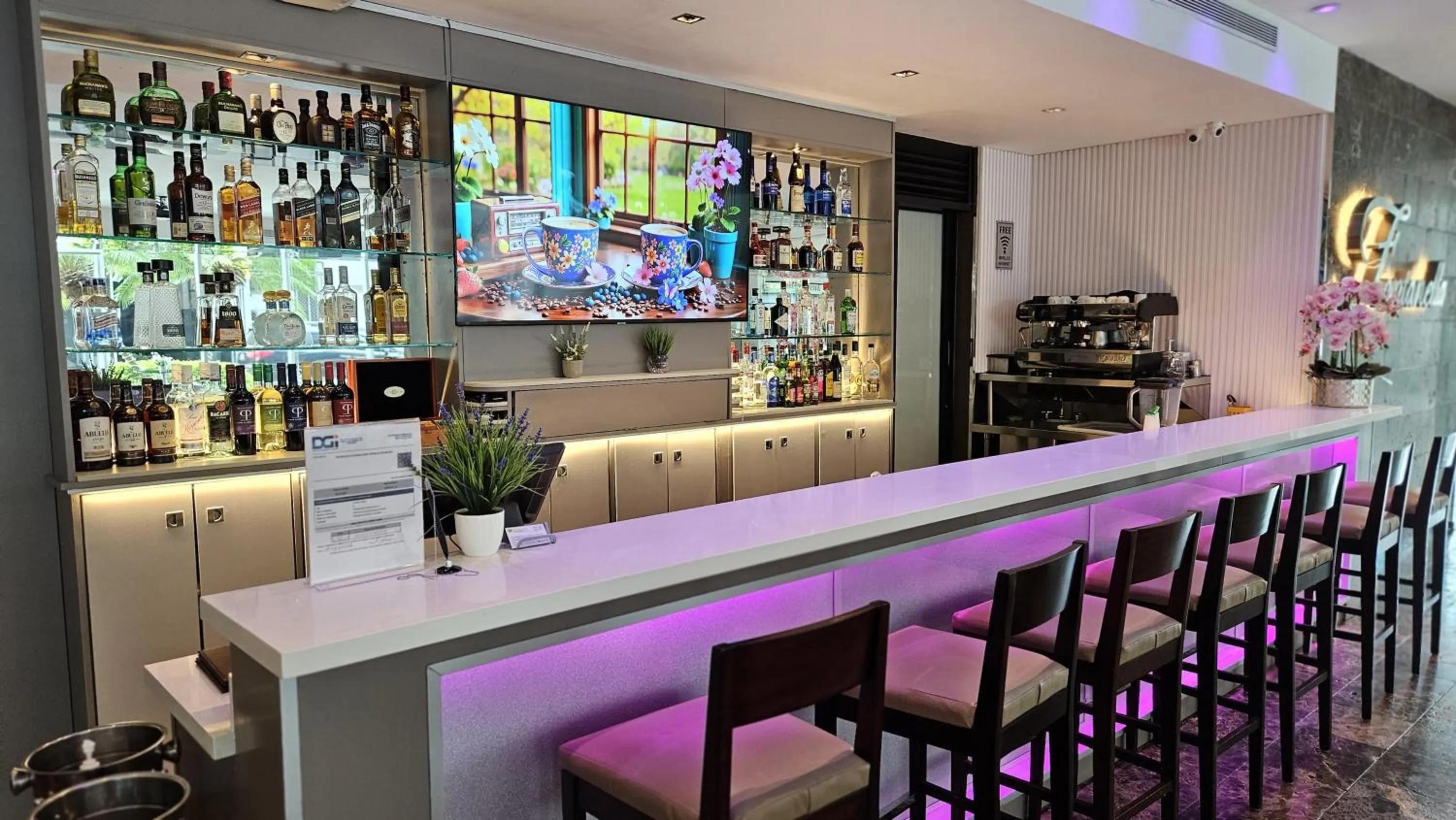 Lounge or bar in Ramada Plaza by Wyndham Panama Punta Pacifica