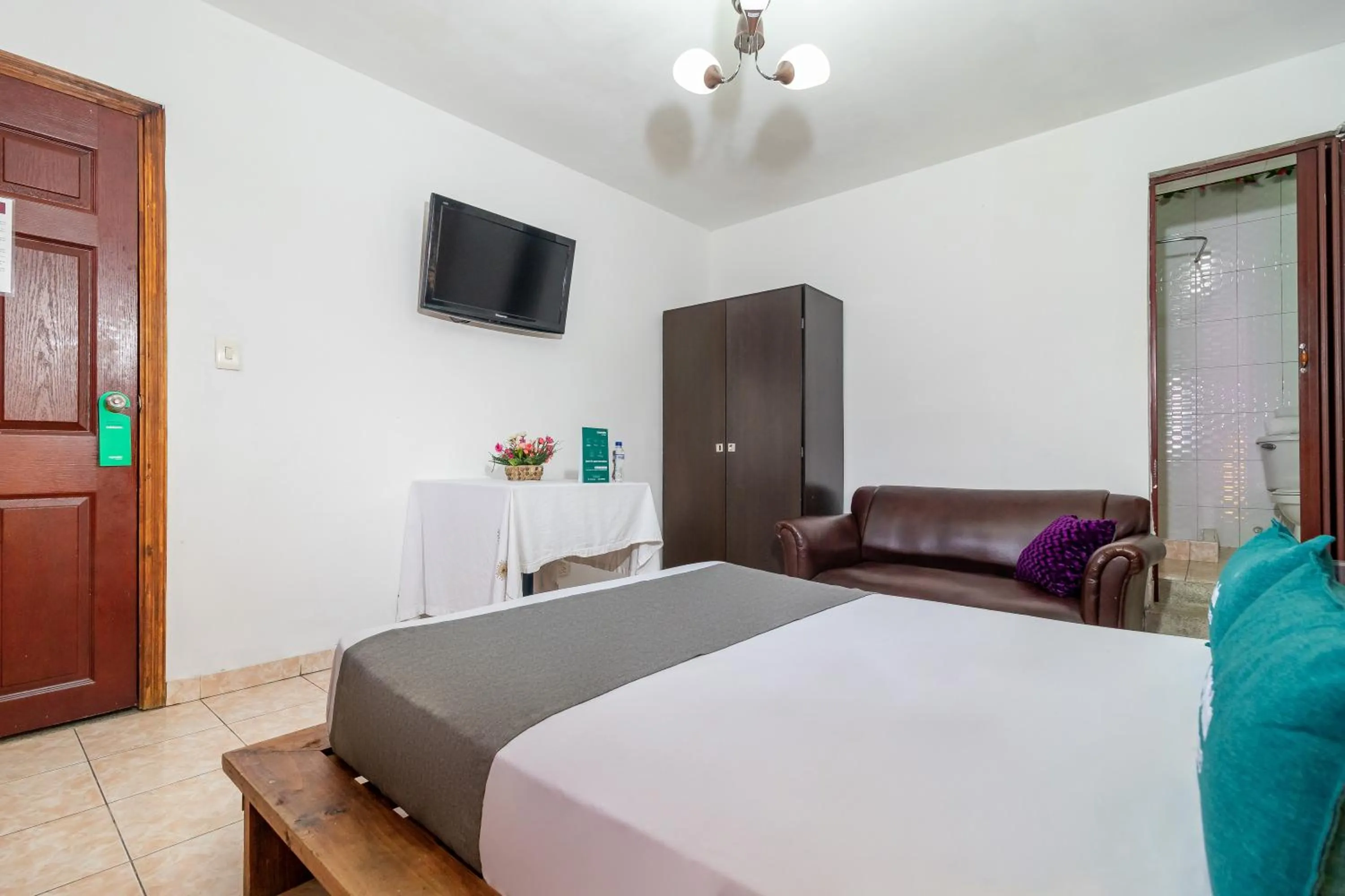 Photo of the whole room, Bed in Ayenda Eloina