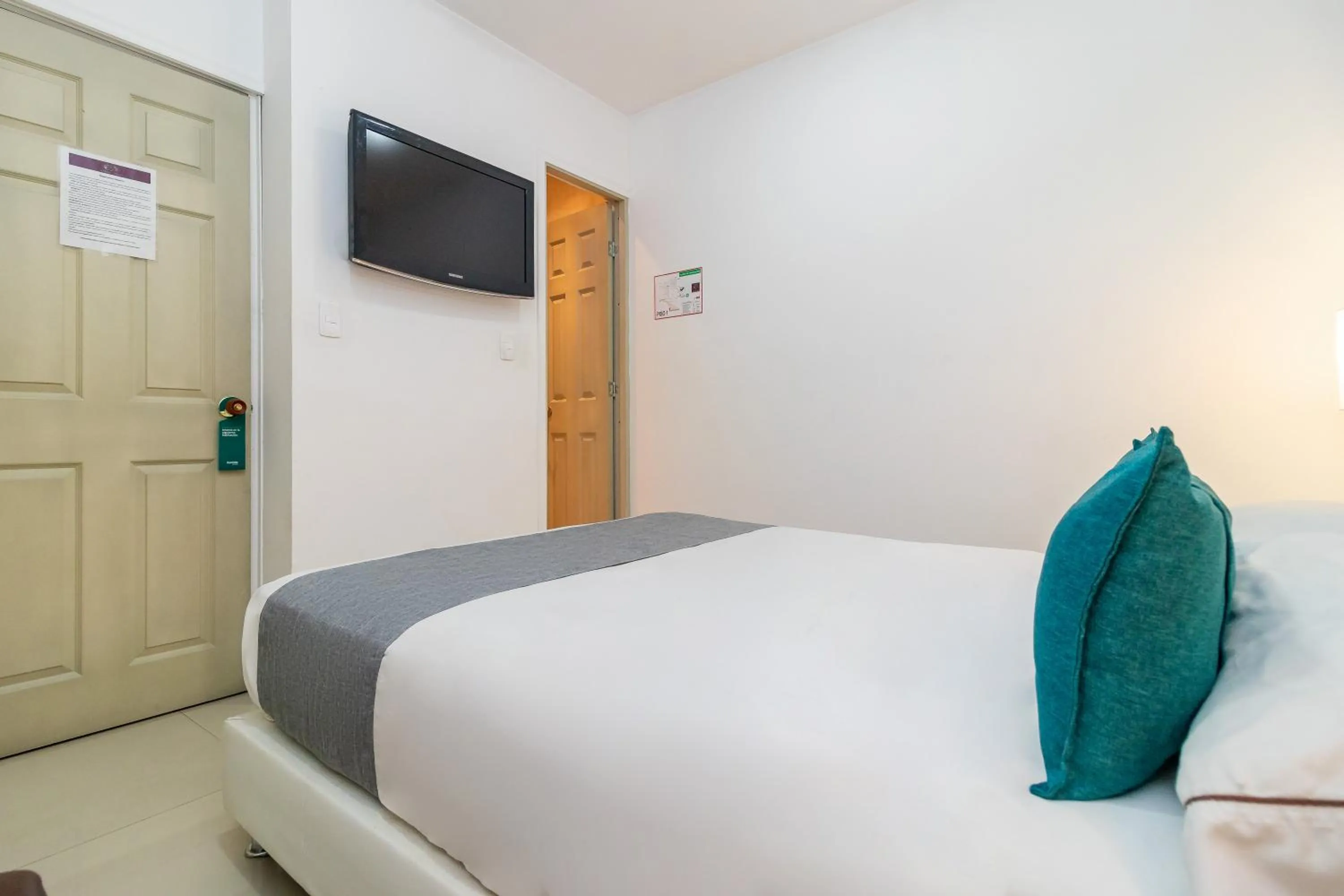 Photo of the whole room, Bed in Ayenda Eloina