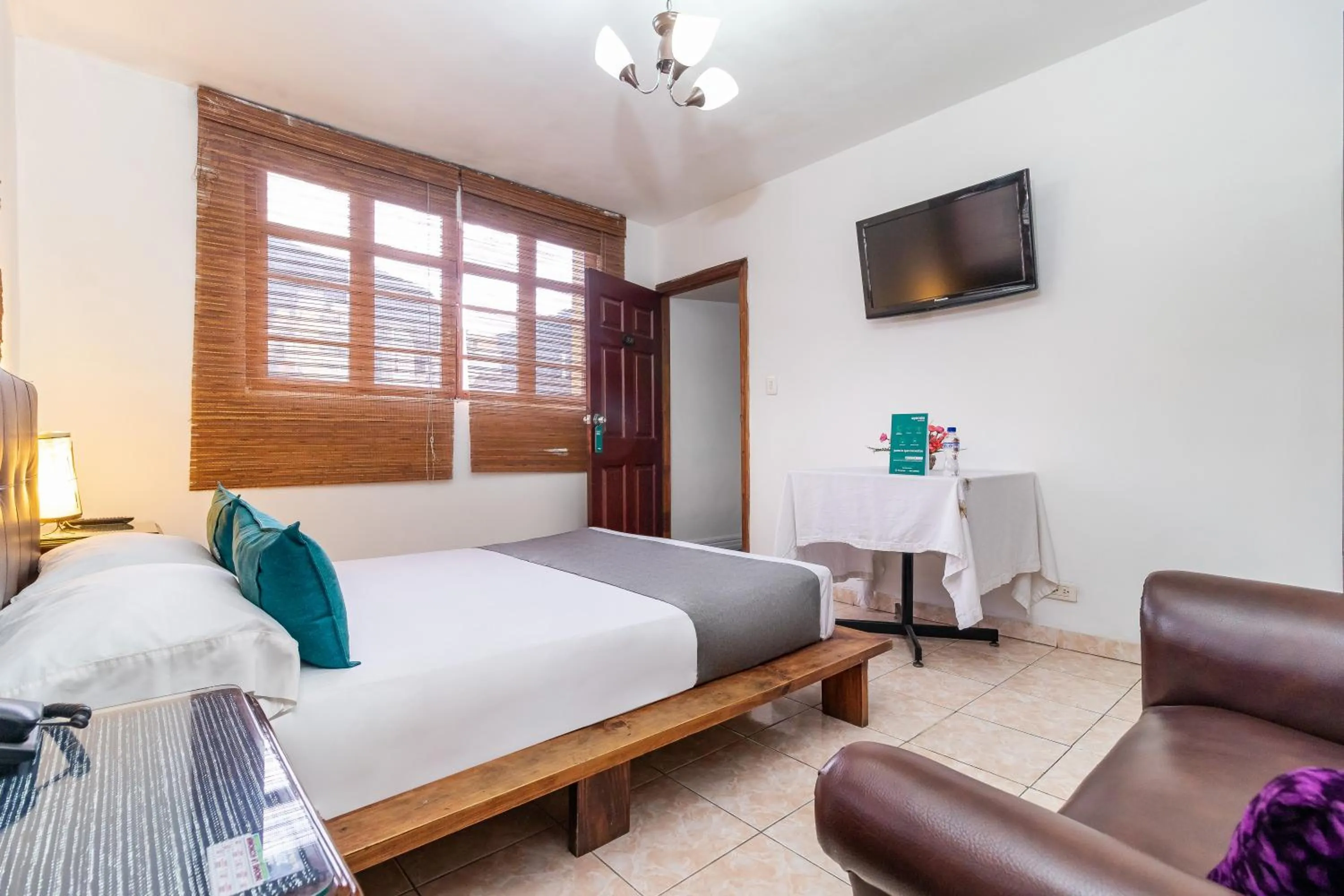 Photo of the whole room, Bed in Ayenda Eloina