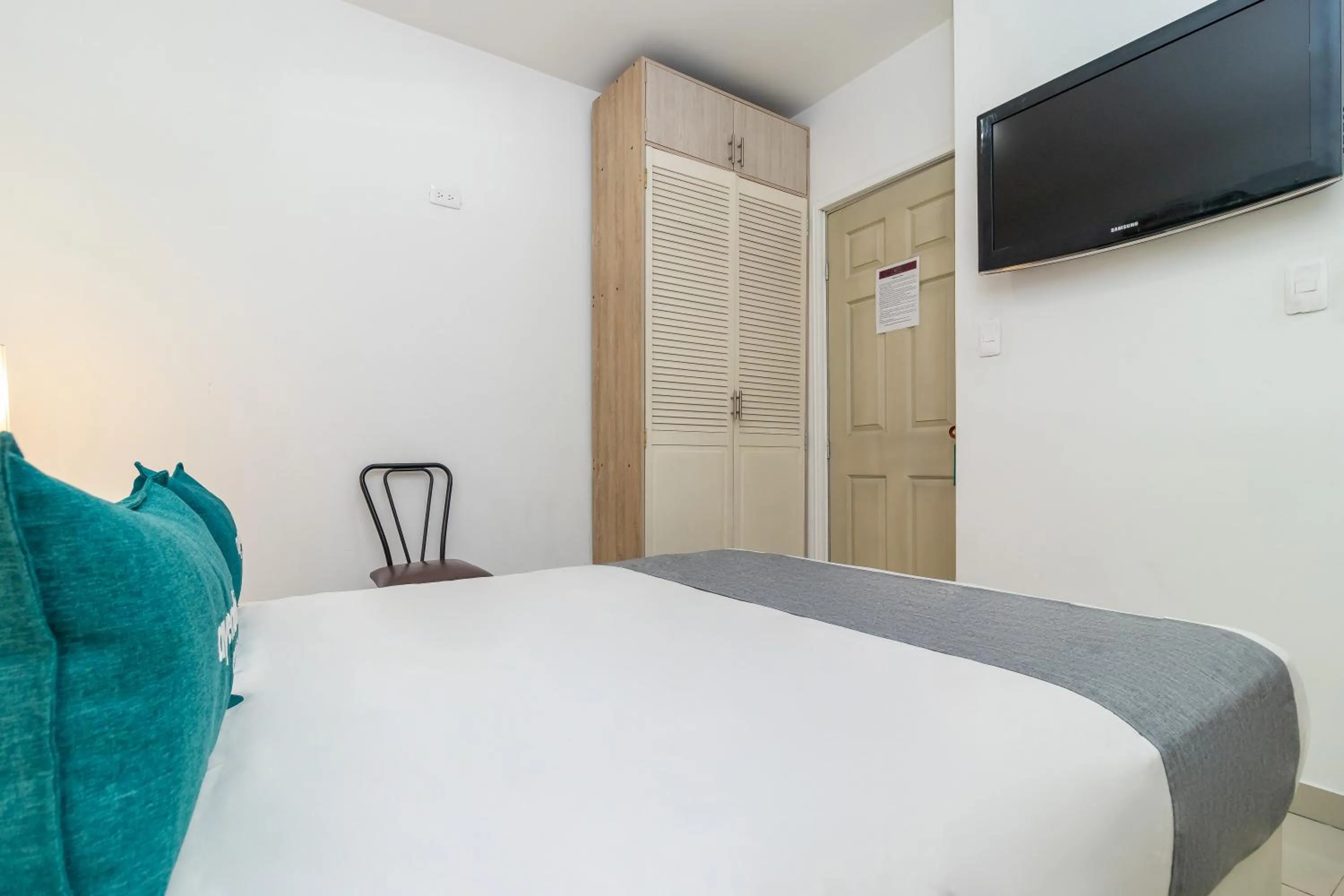 Photo of the whole room, Bed in Ayenda Eloina