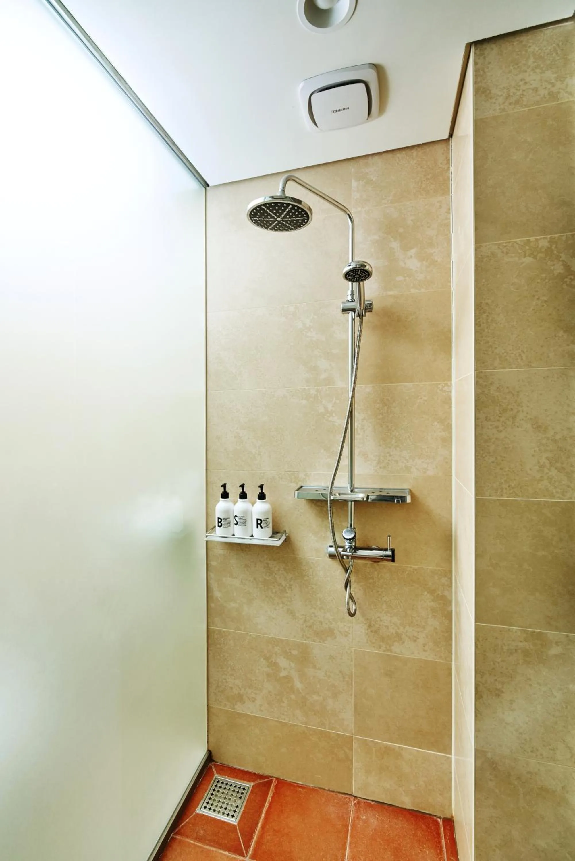 Shower in Jeju Bom stay & Art Gallery